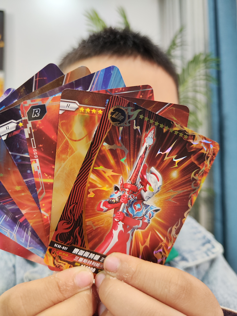 这欧气真的太棒了,拆了一包豪华版32弹,居然得到了一张泰迦奥特曼ur卡