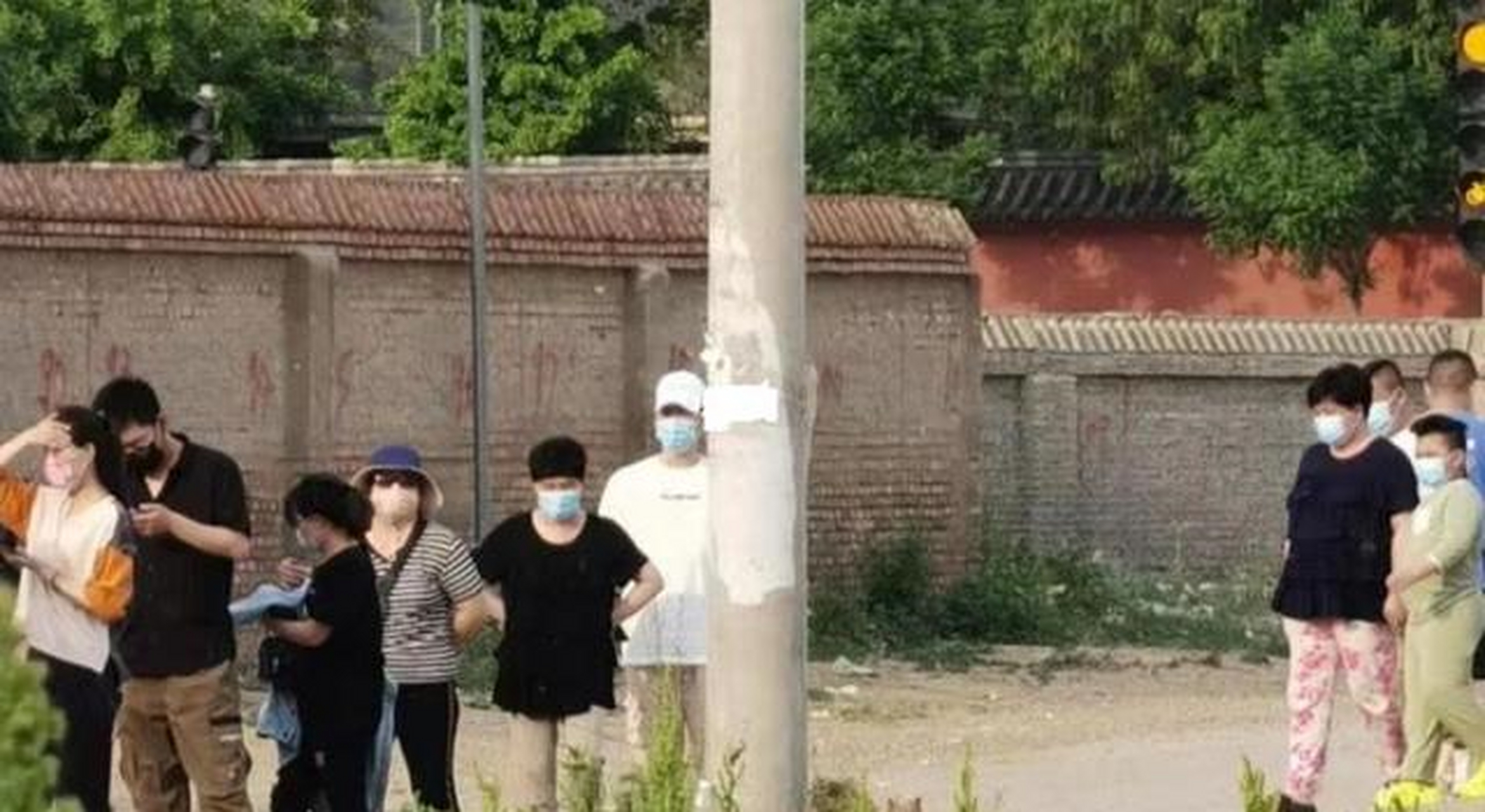网友是在郭德纲夫妻住的玫瑰园别墅附近,遇到的张云雷和郭德纲夫妻.