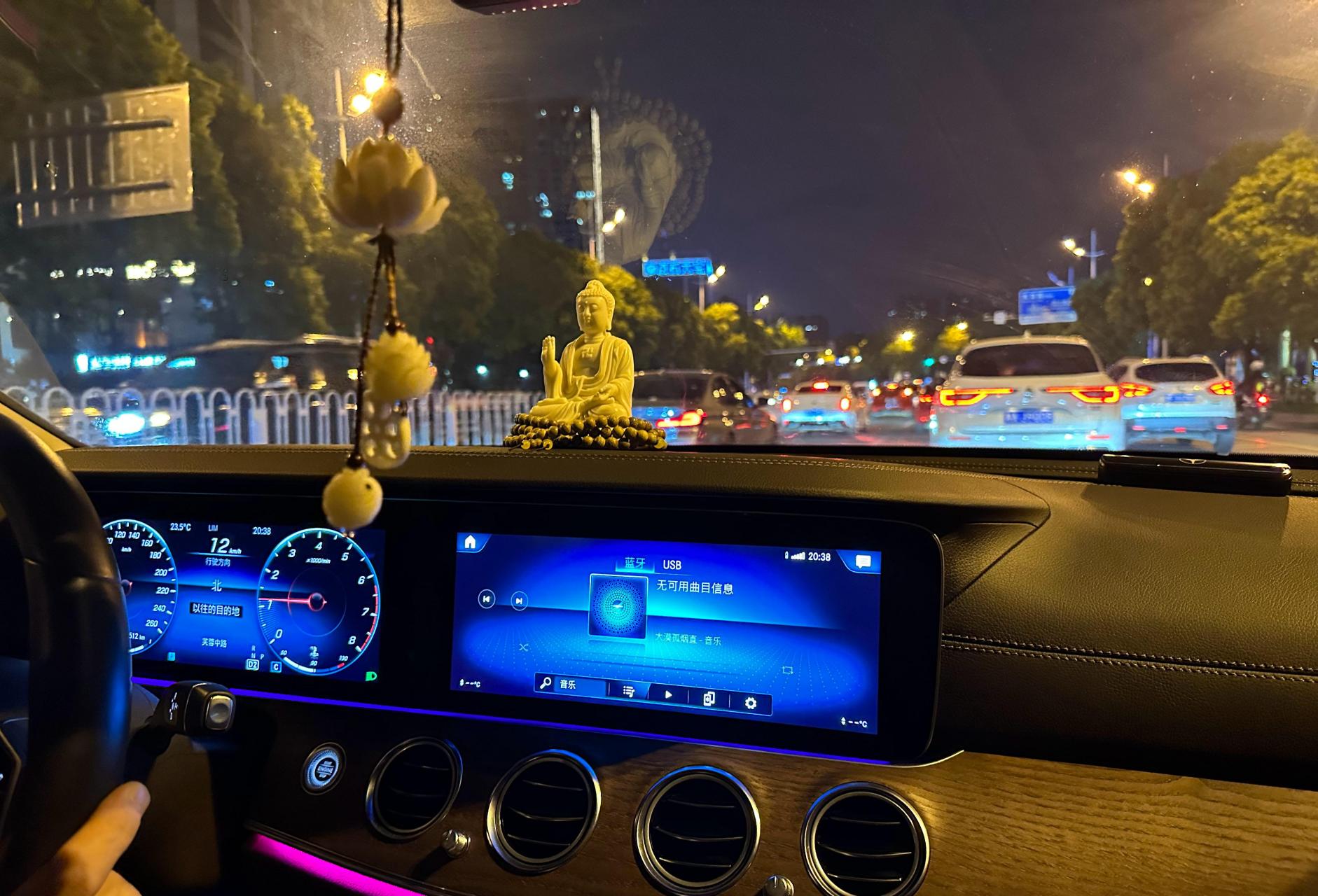 叫了个代驾,奔驰e的油车有一说一做的还行,毕竟是中档豪华车的经典