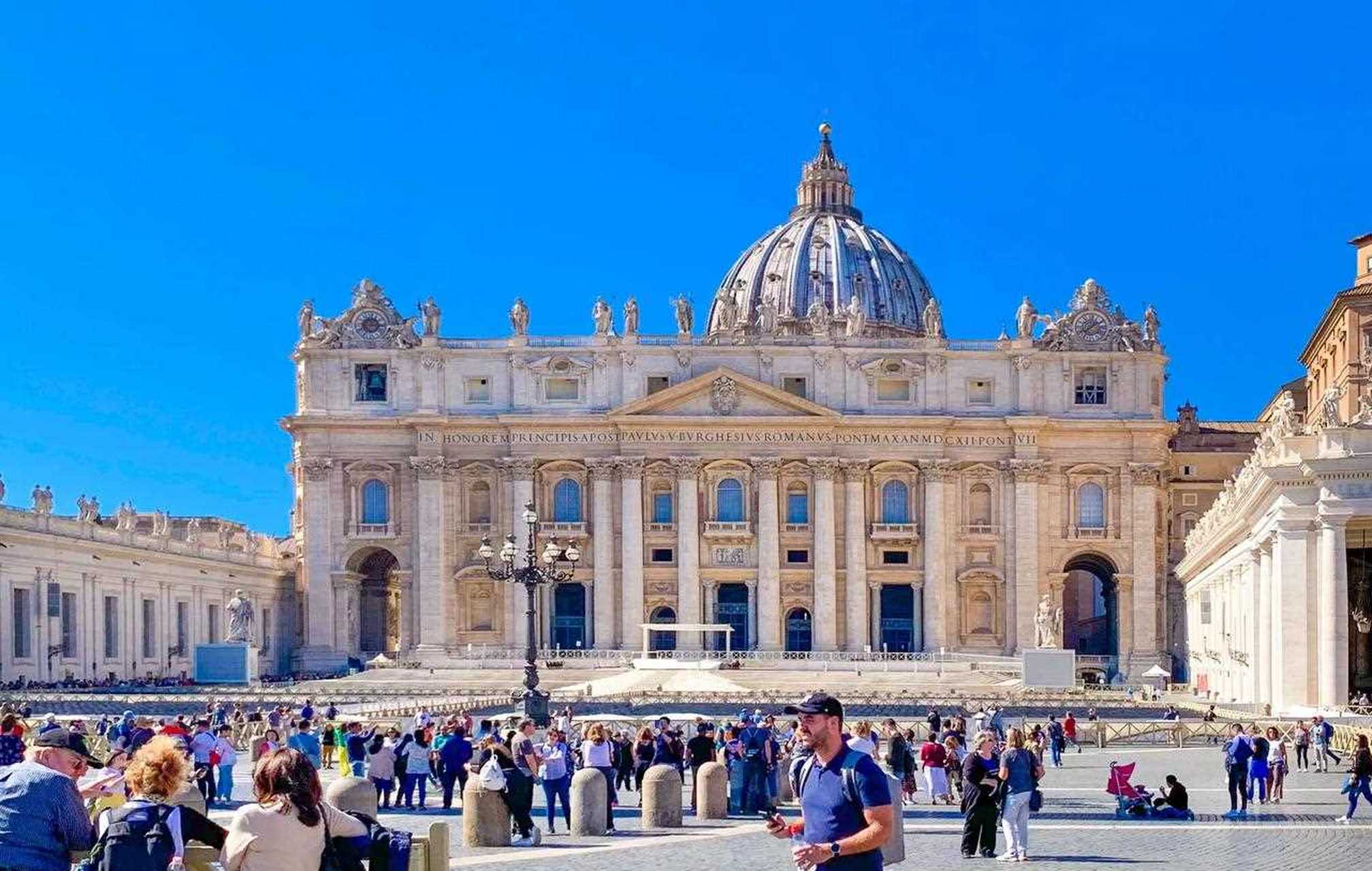 这是圣伯多禄大教堂,又称圣彼得大教堂梵蒂冈大殿,建于15年至1626年.