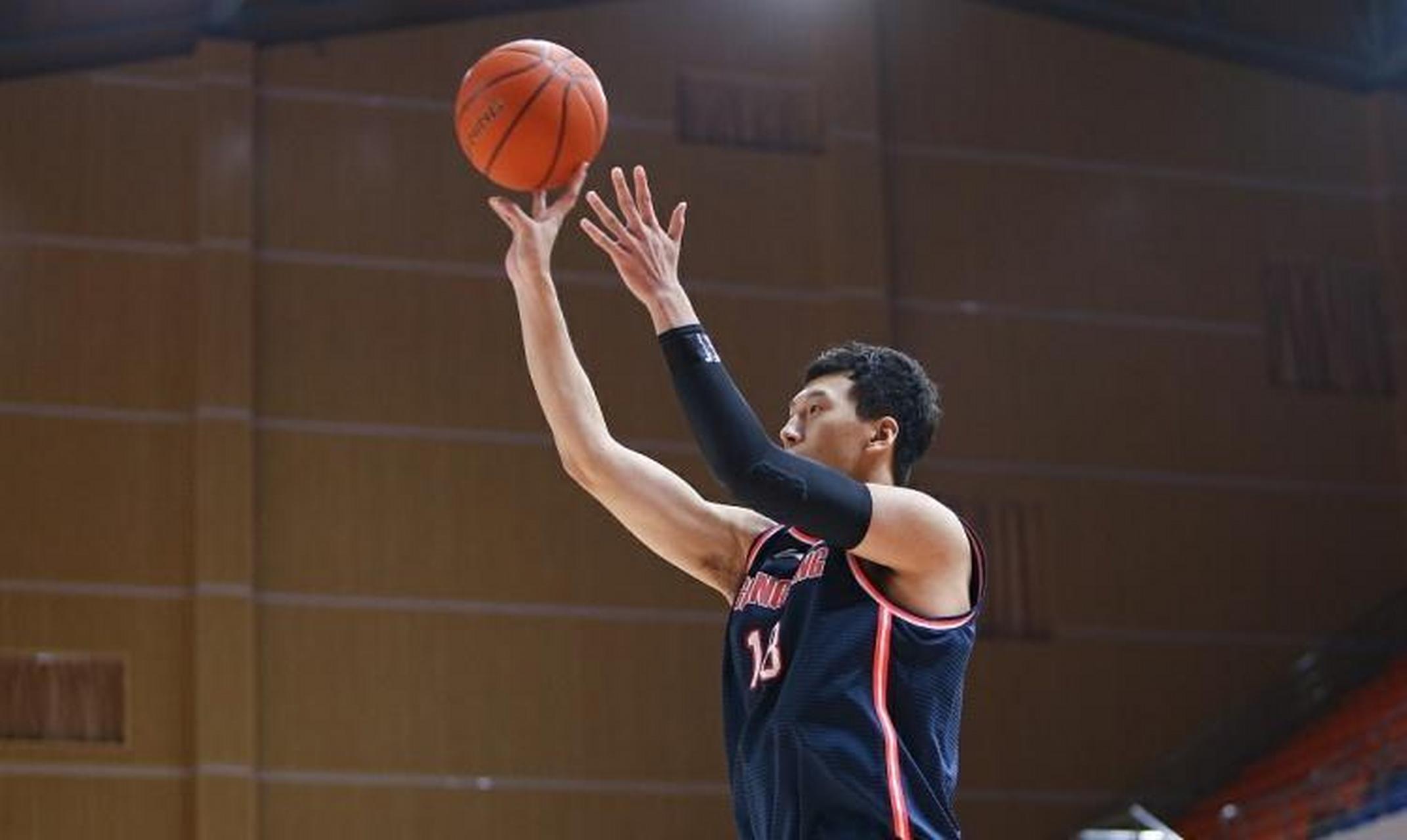 然而,广东队的球员杜润旺展现出了出色的手感,打满首节他4投3中,三分