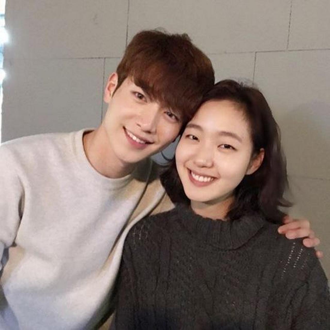 女儿过3岁生日,我和老公正一起给她唱生日快乐歌