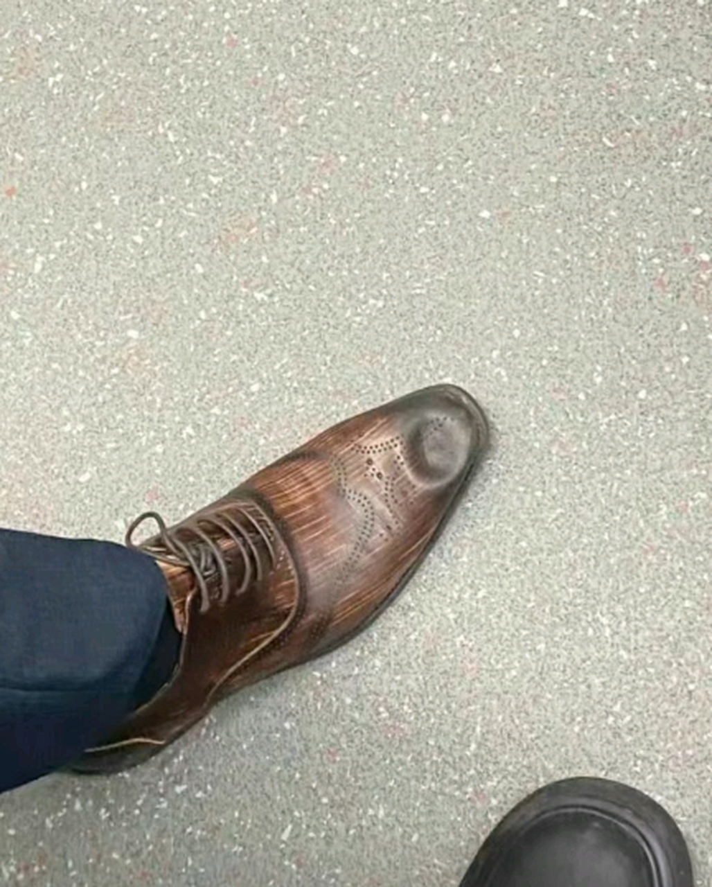 不小心将人家的皮鞋踩塌了咋办?这种鞋子贵吗