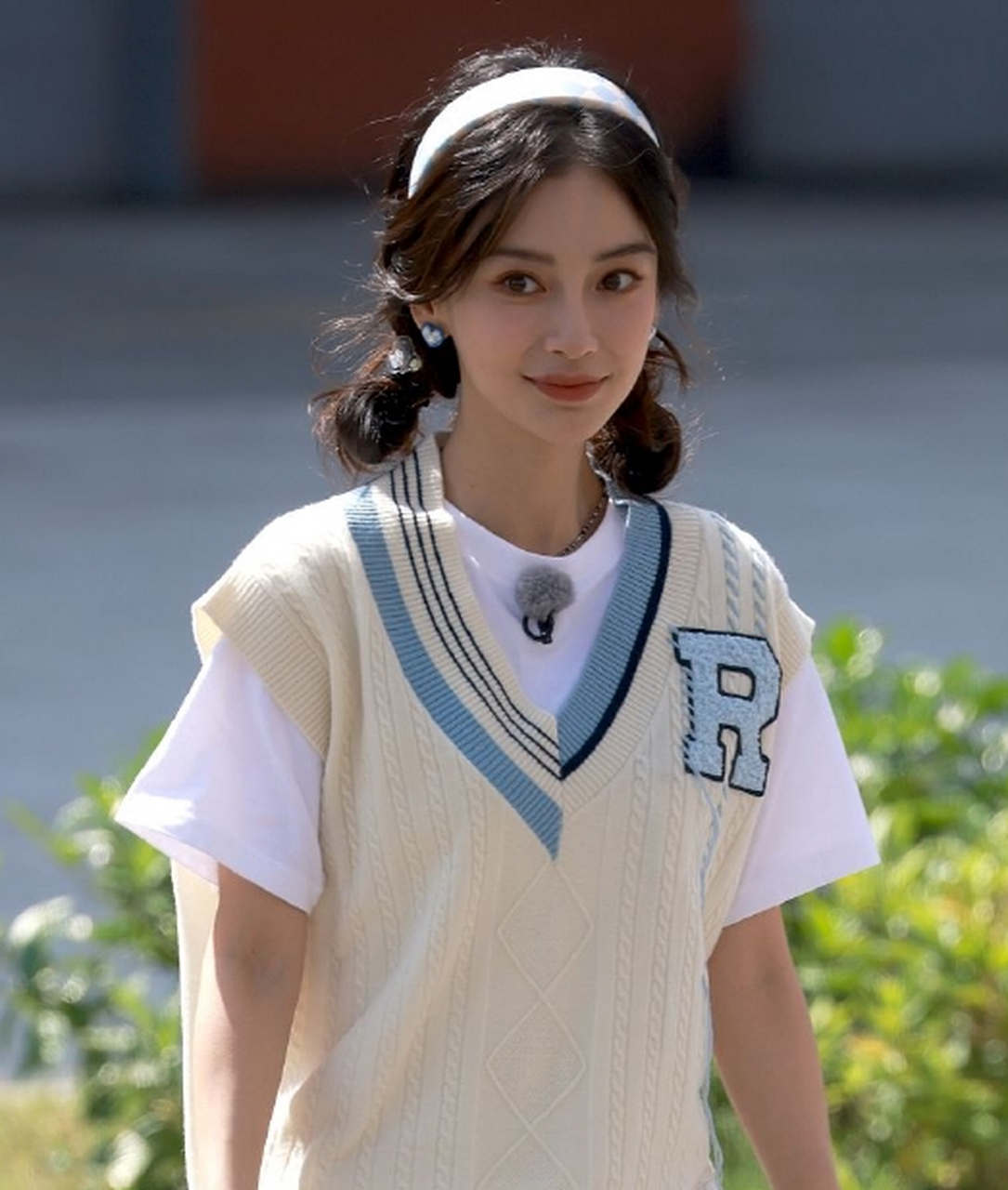 杨颖《奔跑吧》特别季建德站路透曝光,身穿白t恤打领带搭配针织马甲