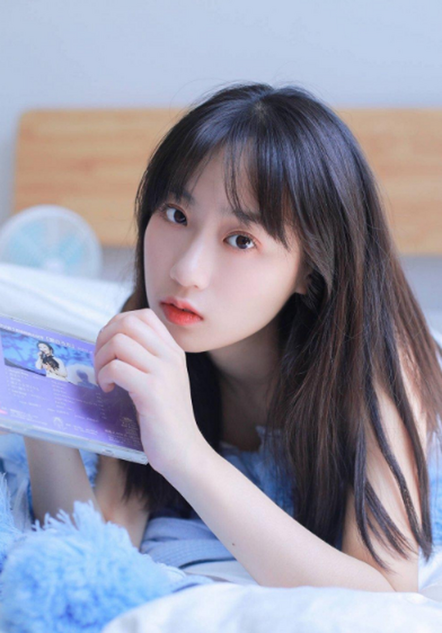 阳光下的长发少女
