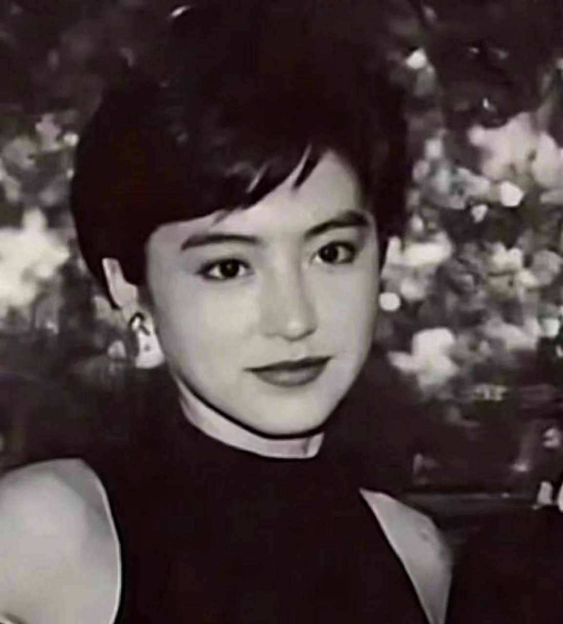 林青霞年轻时美得无人能及,五官精致,气质出众.