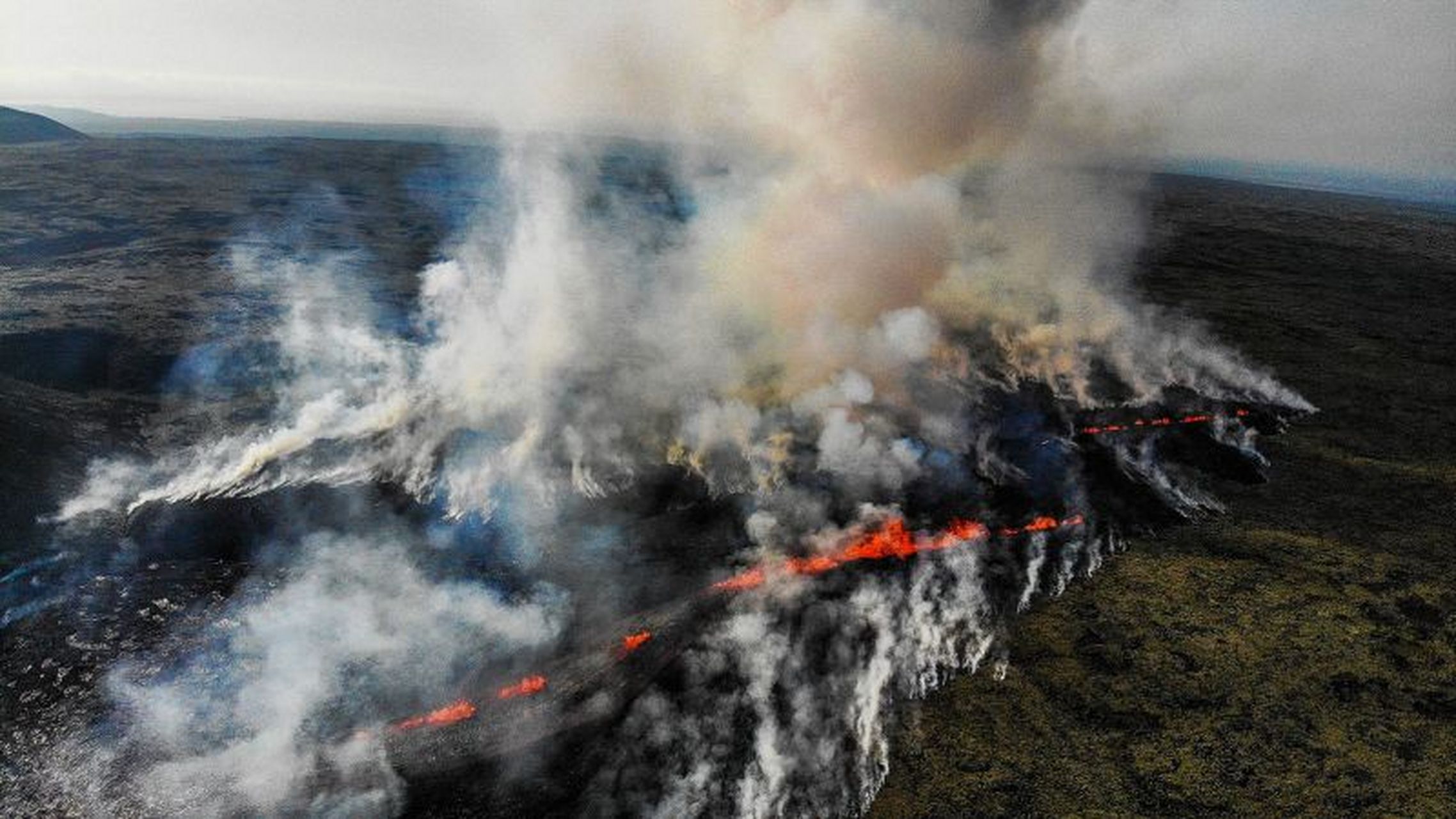 外媒头条:冰岛在发生数周地震后火山爆发