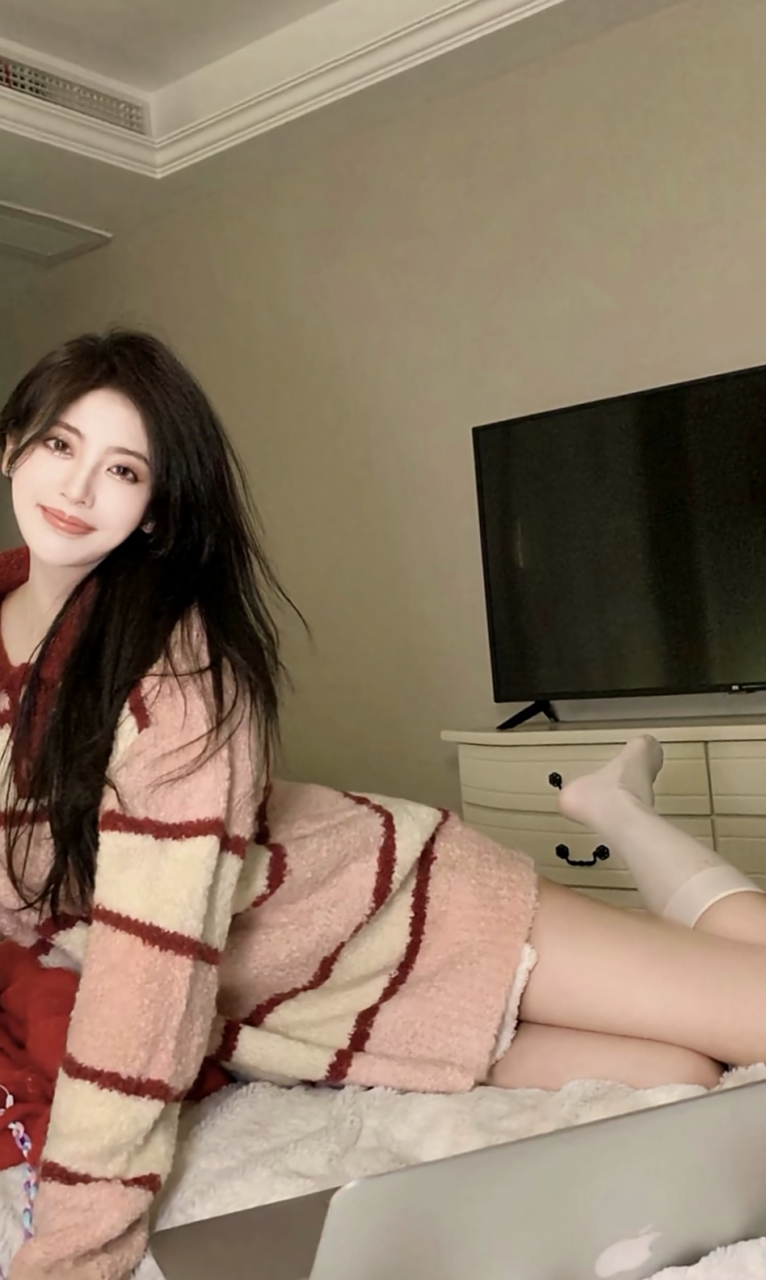 美女穿白色长筒袜显得很清纯稚嫩,坏处是搭配不好容易显腿粗,看一下