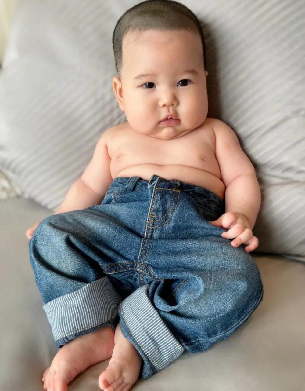 百家号星火计划# 李小萌晒二儿子百天照,穿大号牛仔裤胖嘟嘟的,五官