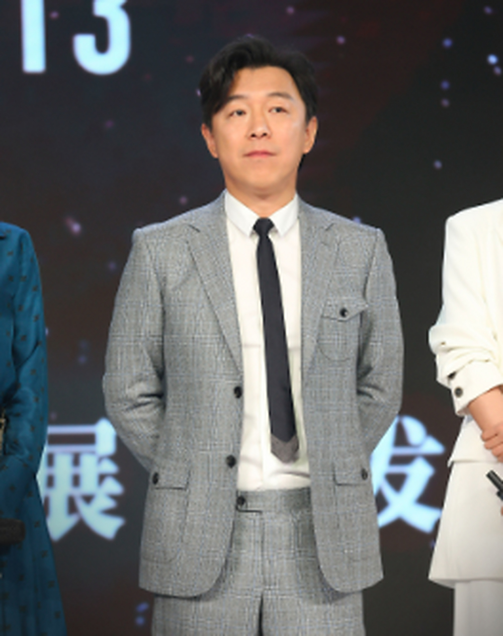 但实际上,这张照片拍摄于2001年,当时黄渤在一部警匪片中出演警员