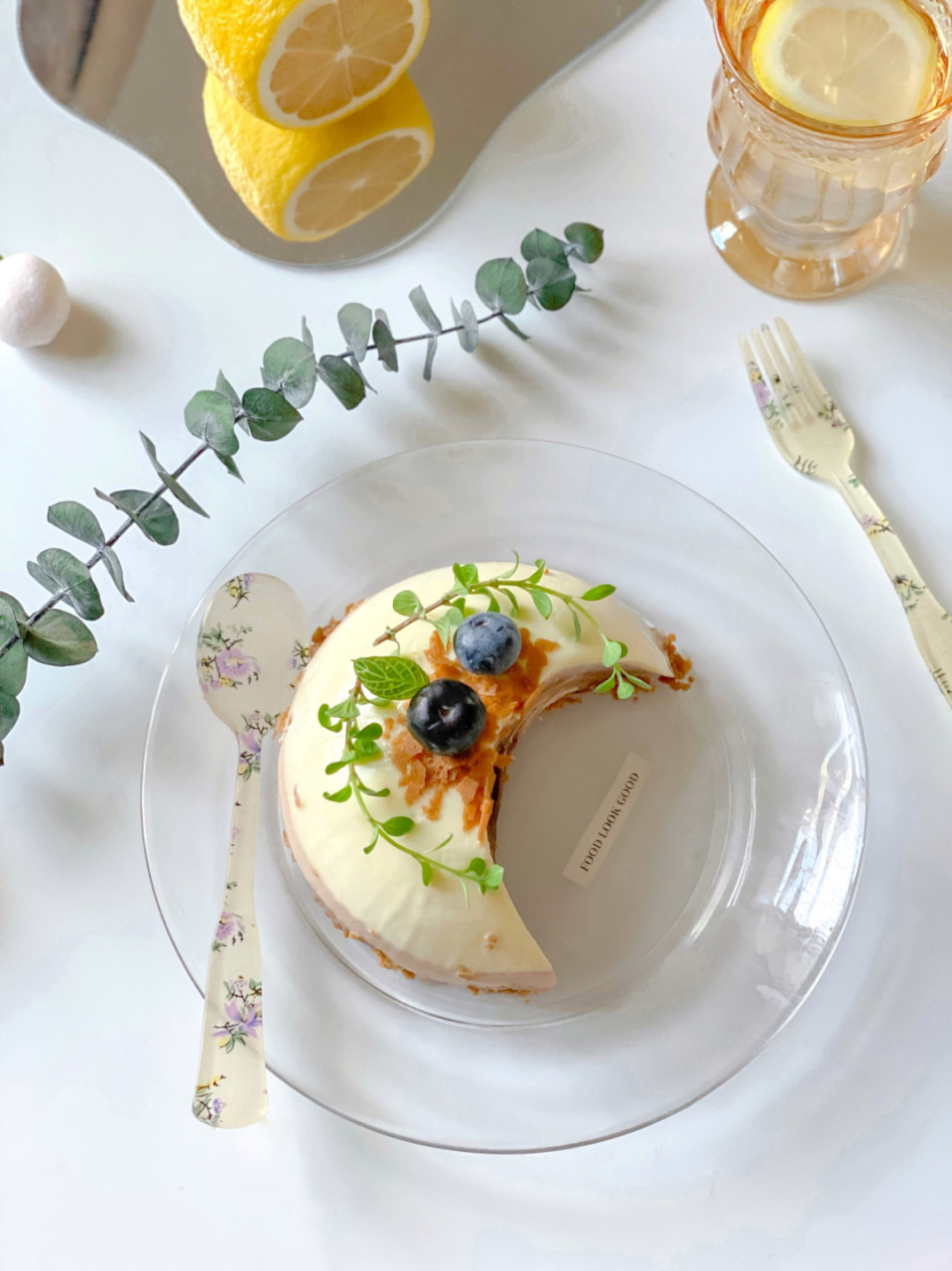 白月光慕斯蛋糕 原本是个半球形可可慕斯蛋糕,切完后发现月牙形也挺