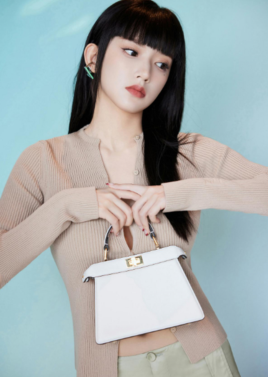 齐刘海长发飘飘的程潇,时髦又吸睛,身材好辣让人心动#程潇