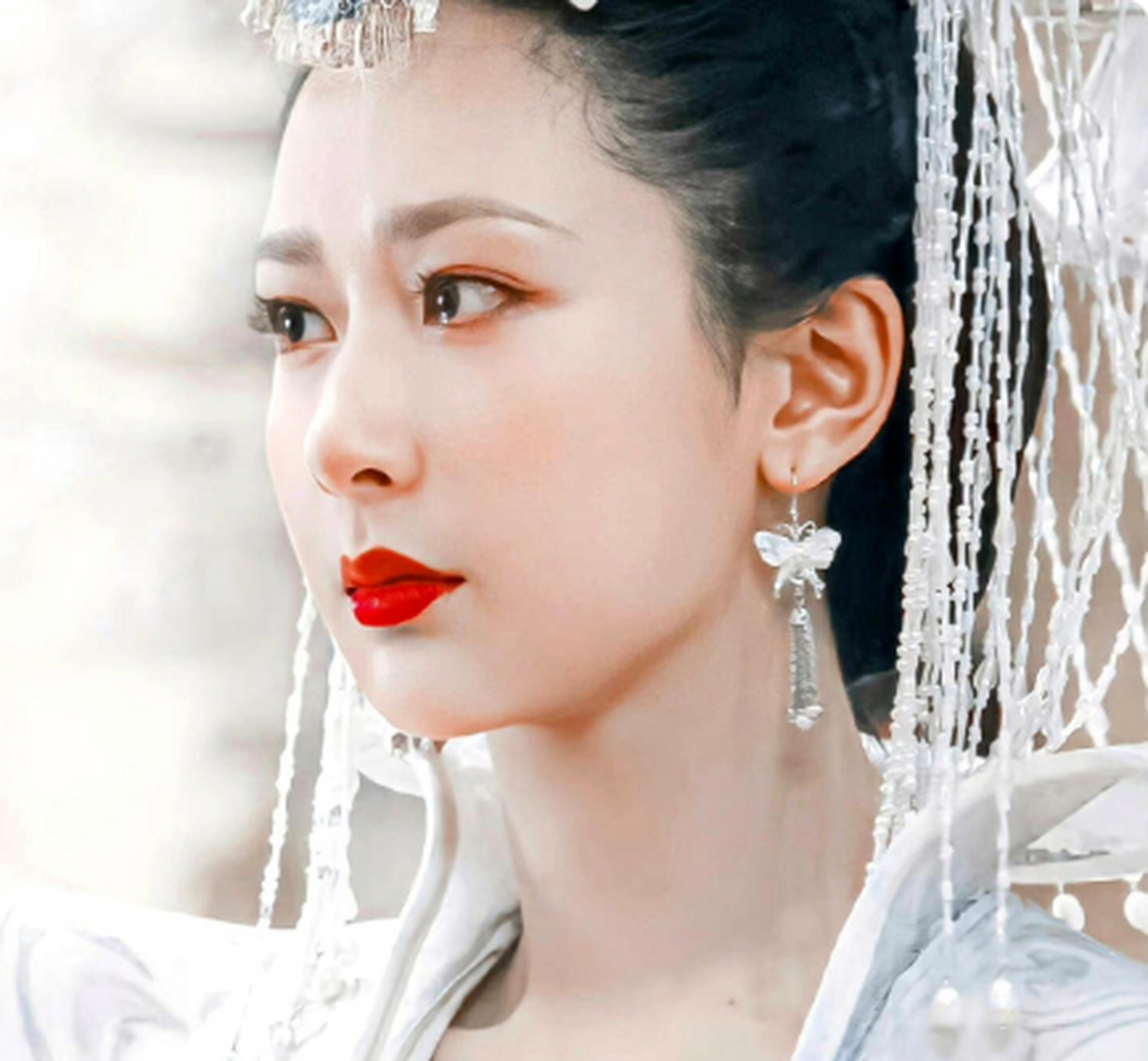 杨紫这套白色婚服真的美炸了,神圣纯洁的新娘,红唇妖冶,眼神忧郁,高贵