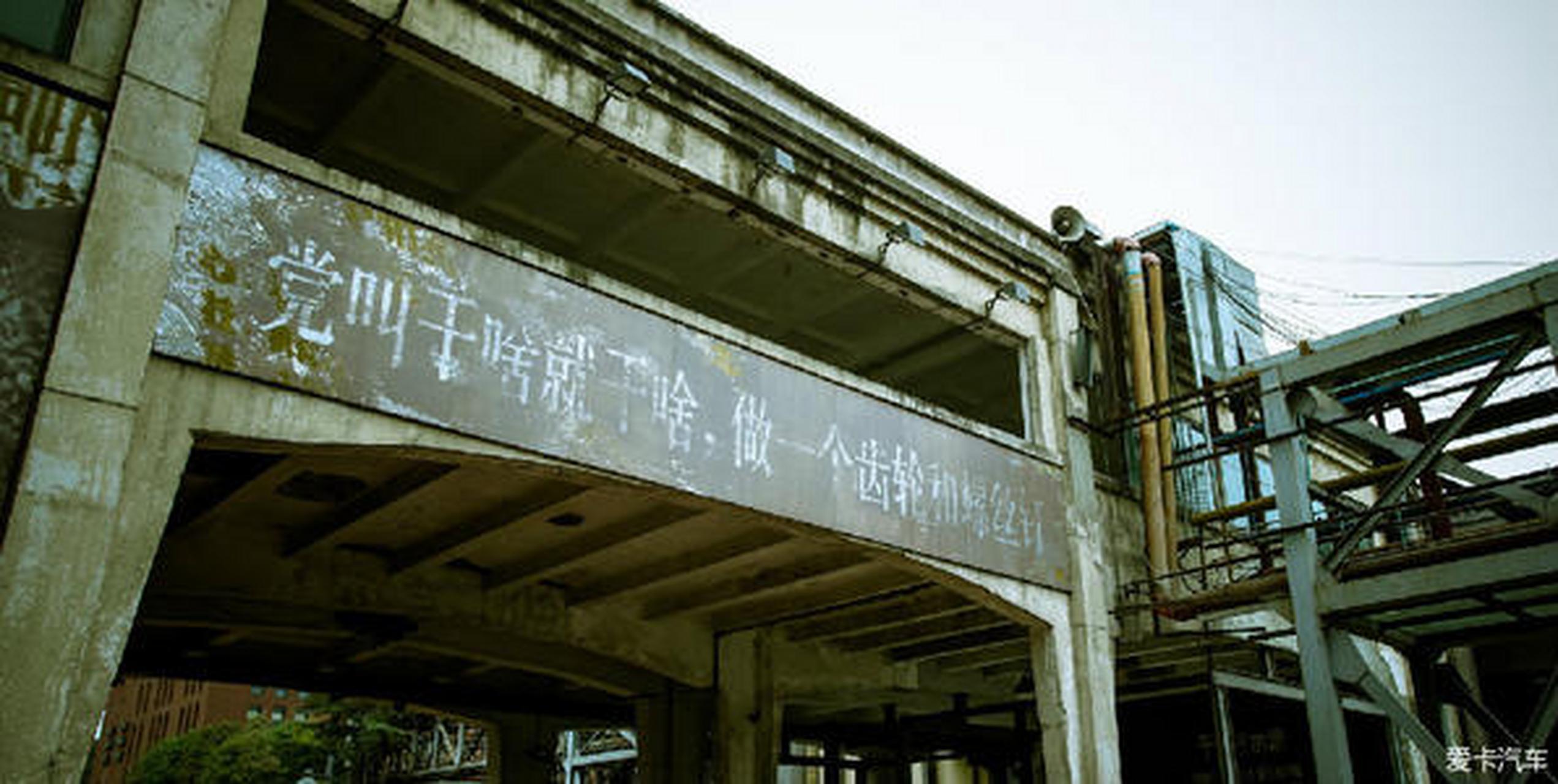 走到东郊记忆南大门,便能看见工业风的红砖斜型拱门,从南大门往里走