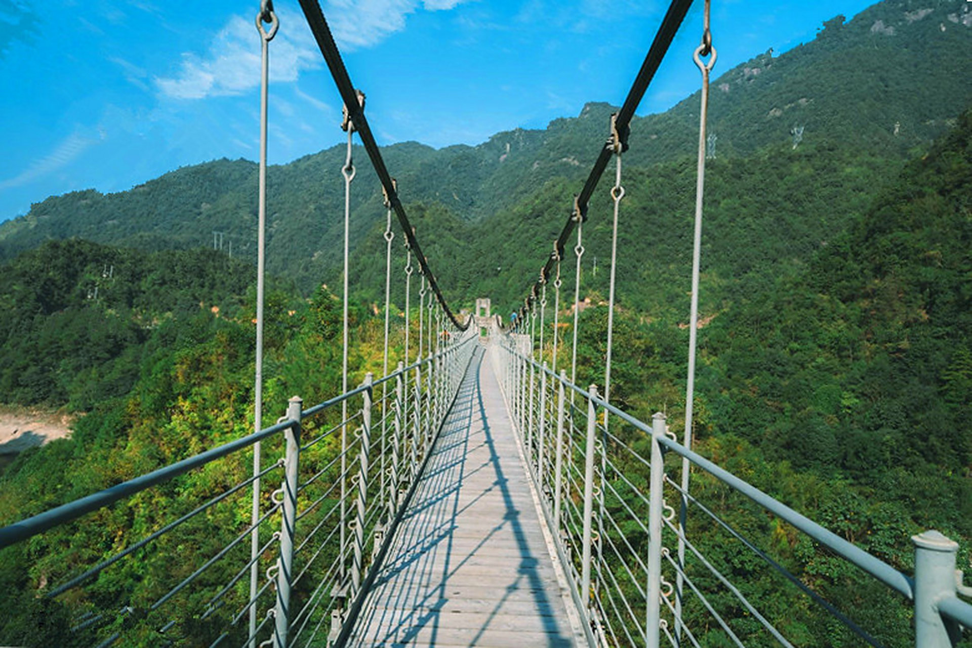 1,文成县是一个富裕的贫困县.