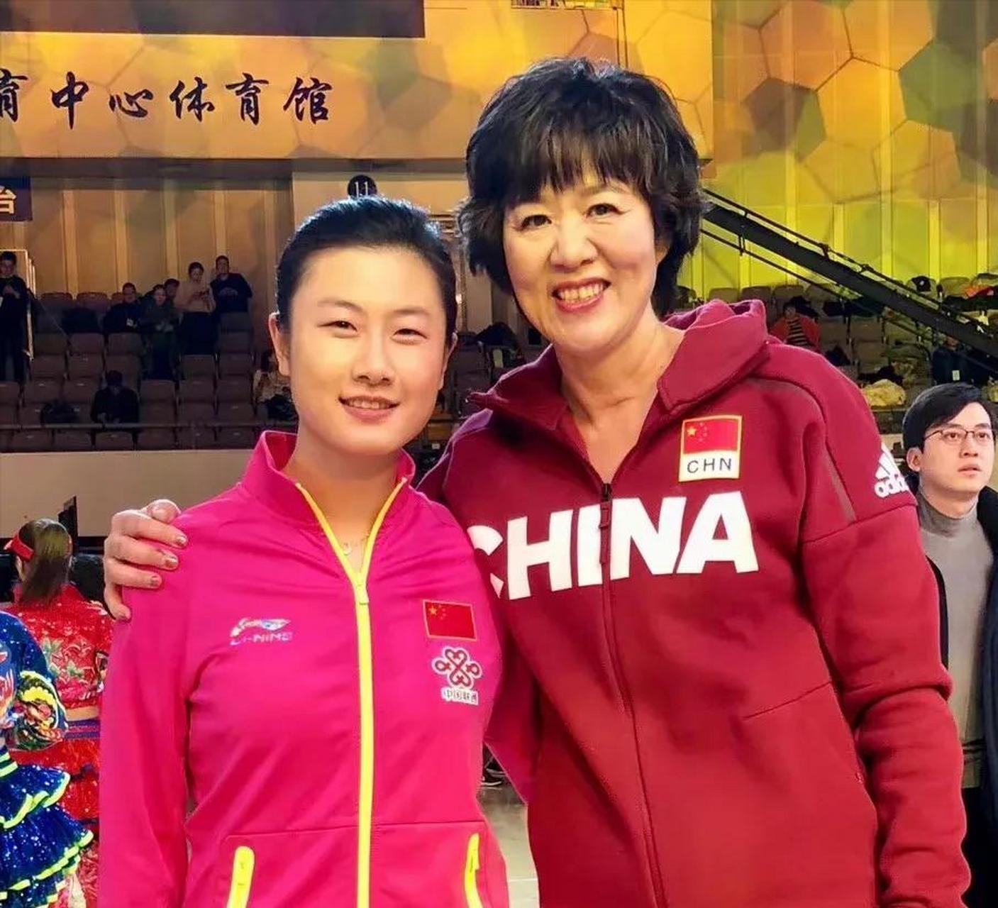 gif创作人# 61岁郎平和女排姑娘幸福大合影!