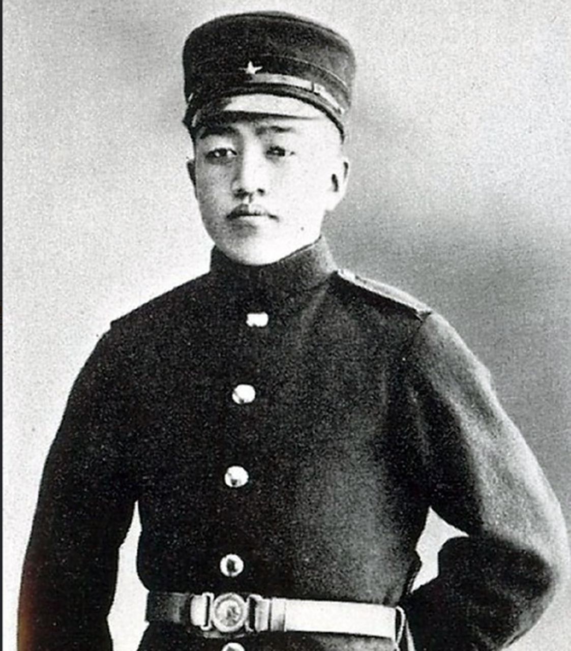 1904年,21岁的土肥原贤二的照片!咱们这边也叫他土肥圆