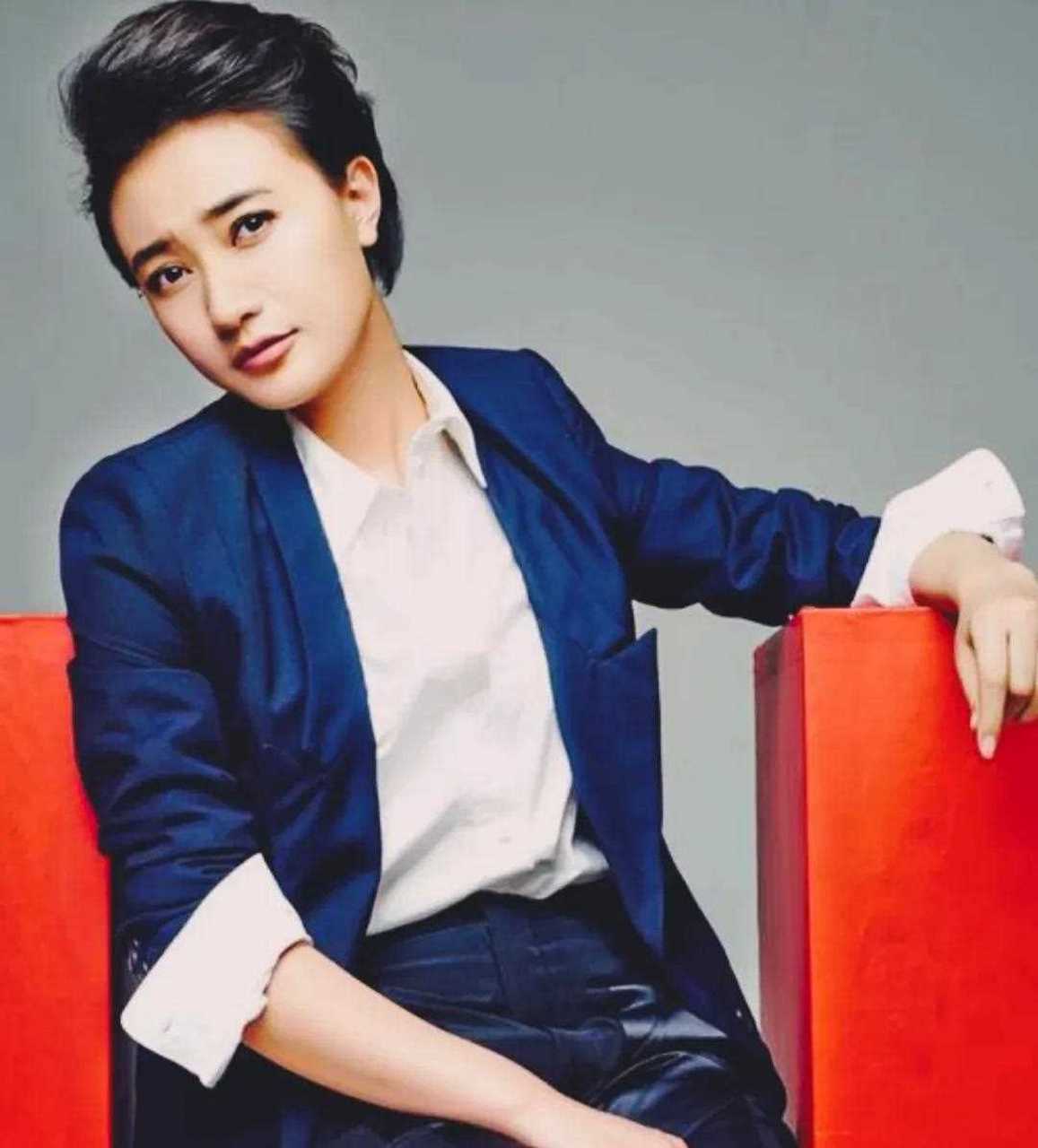 阎娜凭借《永不消逝的电波》,《民兵葛二蛋》等热播剧走红,屏幕上多以