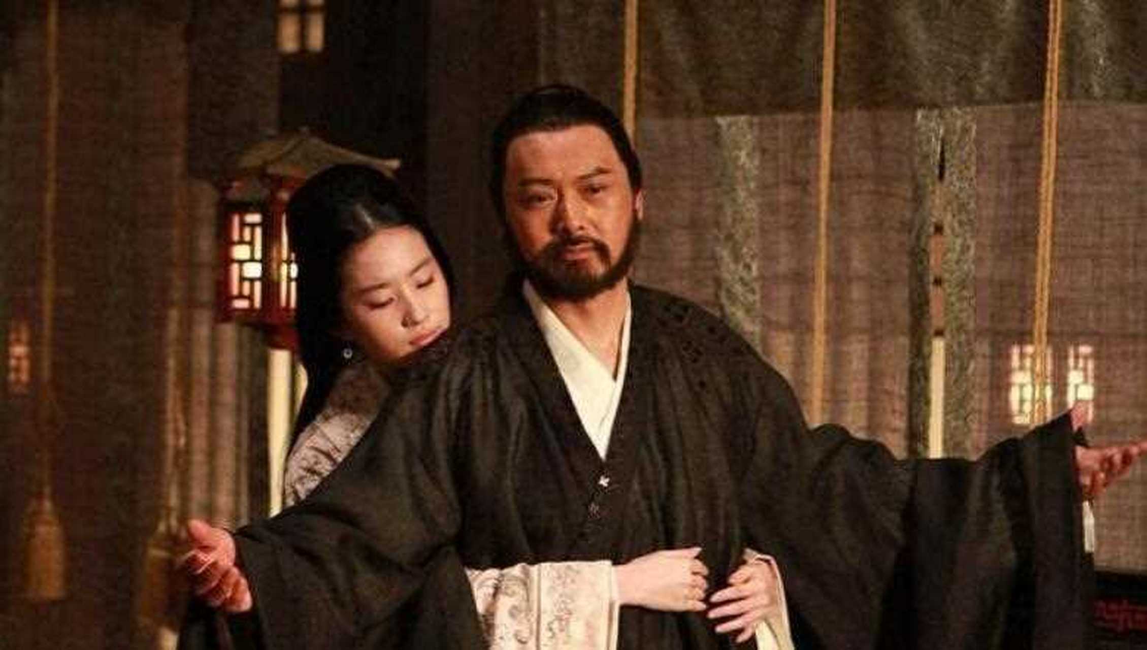 公元198年,下邺城内,一个绝美少妇正在家中焦急等待丈夫回来.