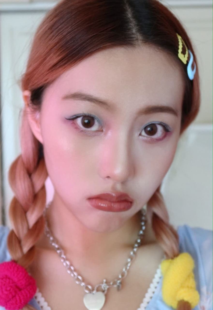 千禧辣妹风妆容 平平淡淡的蓝色眼影就是我们辣妹的颜色!