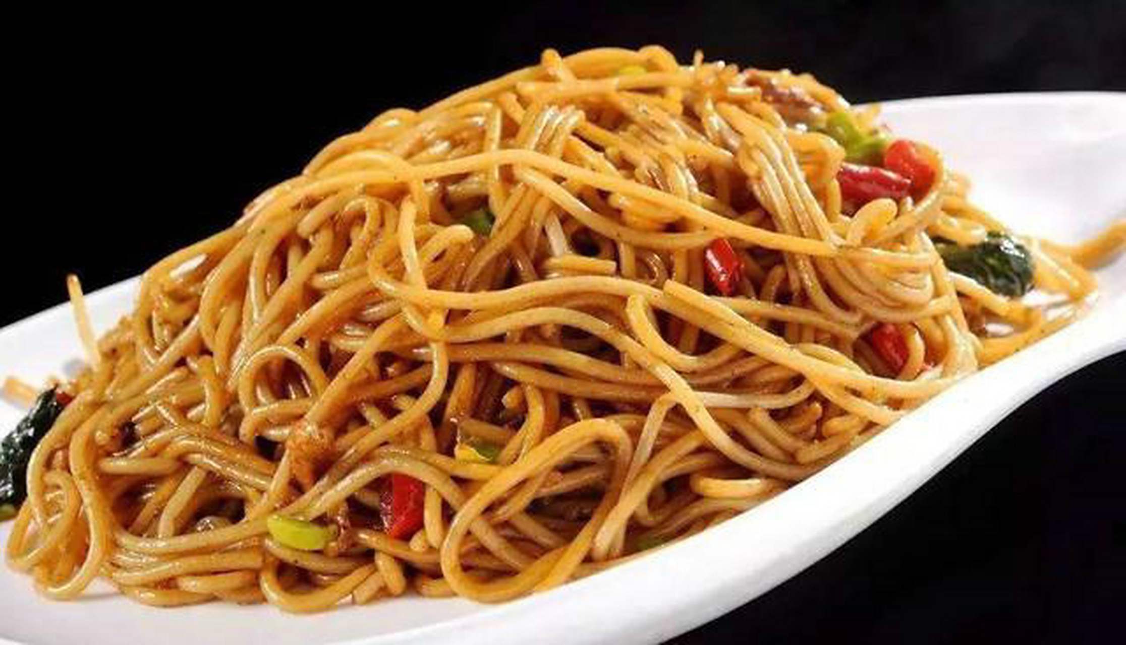 小吃用的是江西老百姓的日常主食米粉,煮熟后的米粉倒进油锅大火翻炒