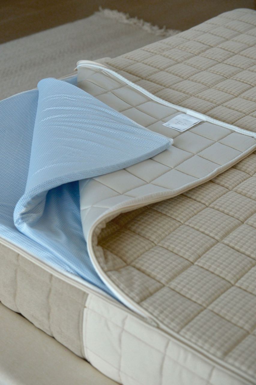 床垫子是亚麻面料的,可水洗,不需要四件套就简单摆在床上就