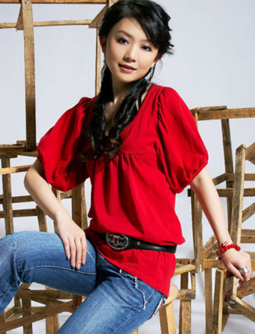 毛琳在21岁正式出道,如今已经走过了21年的主持生涯,她是广东第一