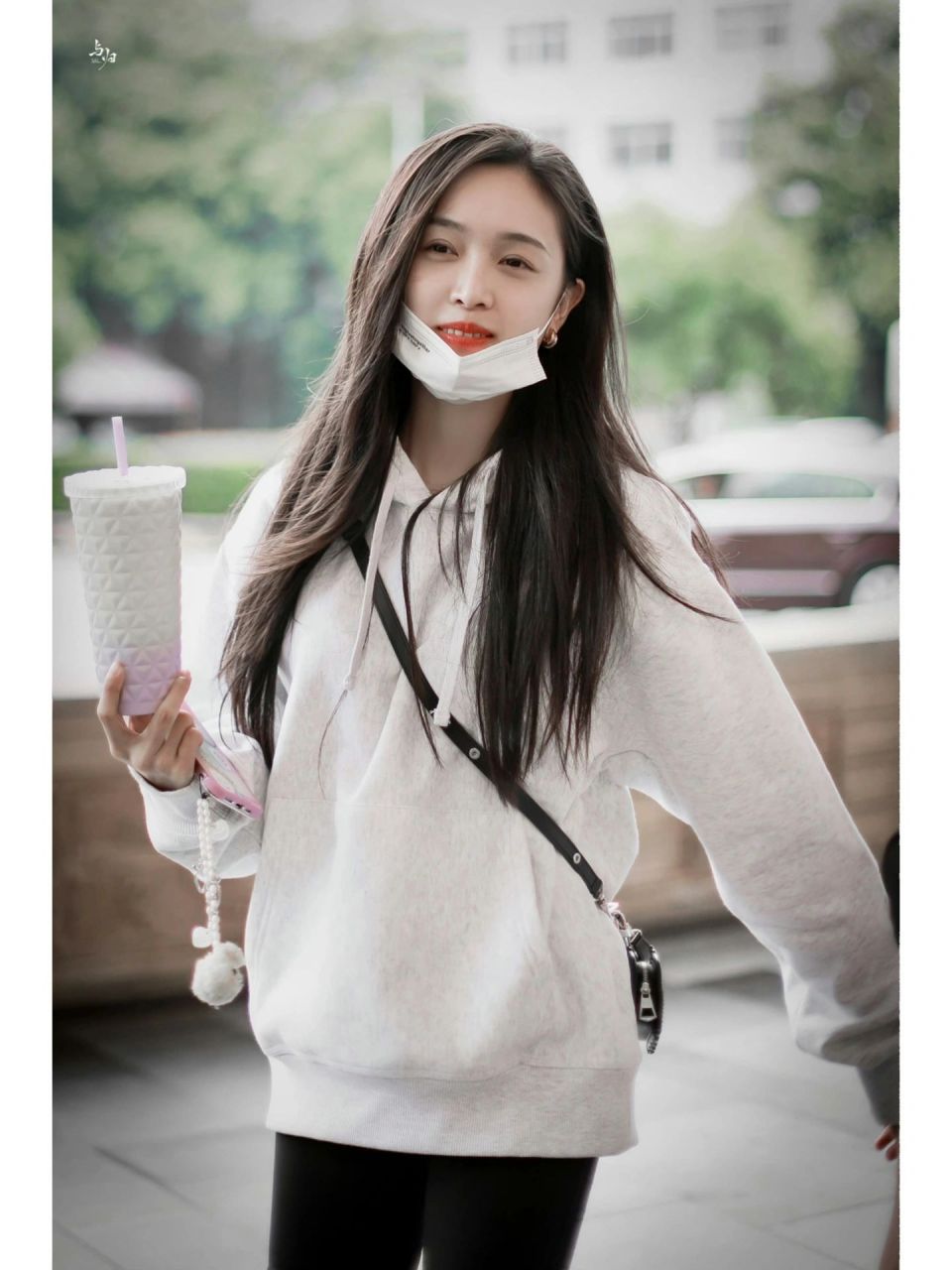 吴宣仪同款卫衣运动鞋,让你秒变时尚达人!