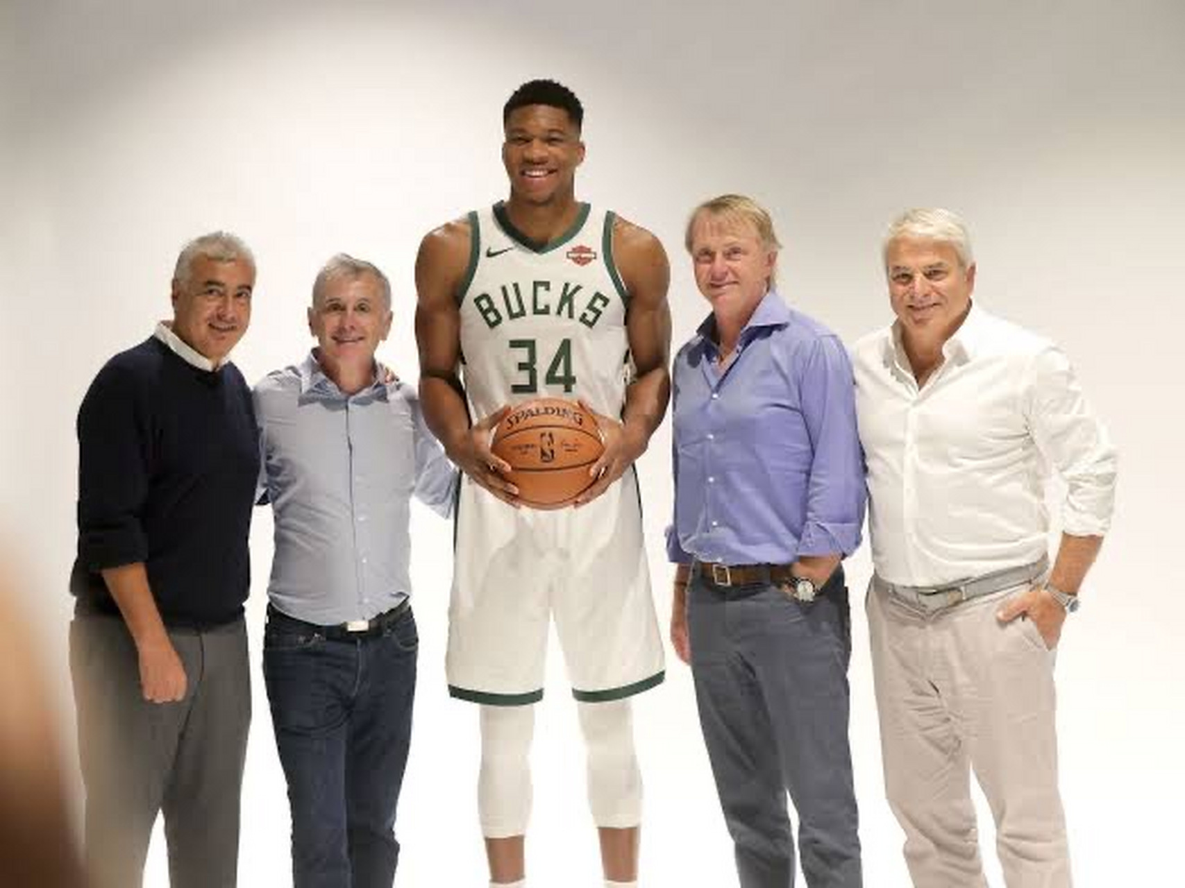 雄鹿老板马克·拉斯里以35亿美金估值,将球队股份出售给橄榄球队