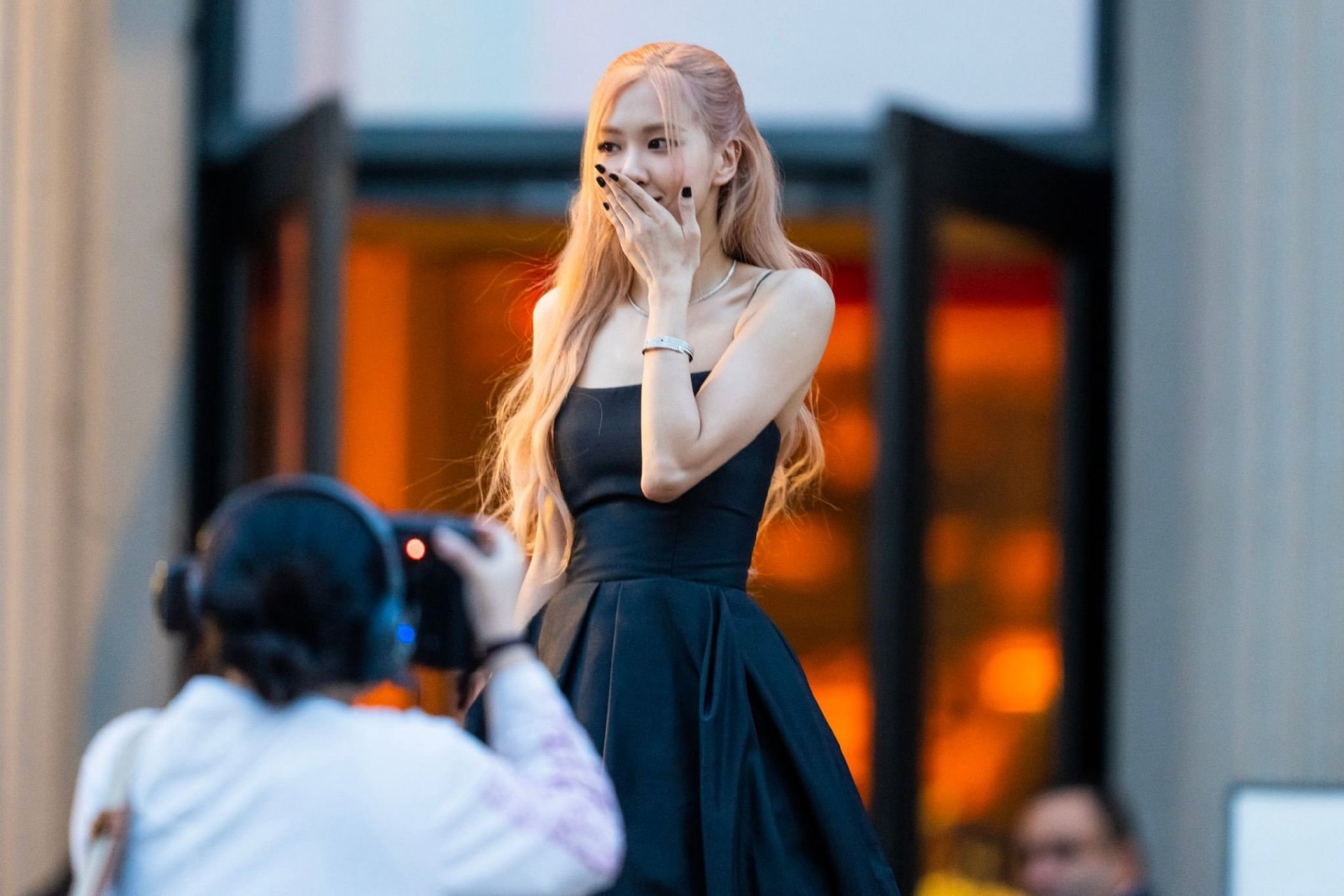 朴彩英纽约街拍,黑色吊带裙,公主rose07