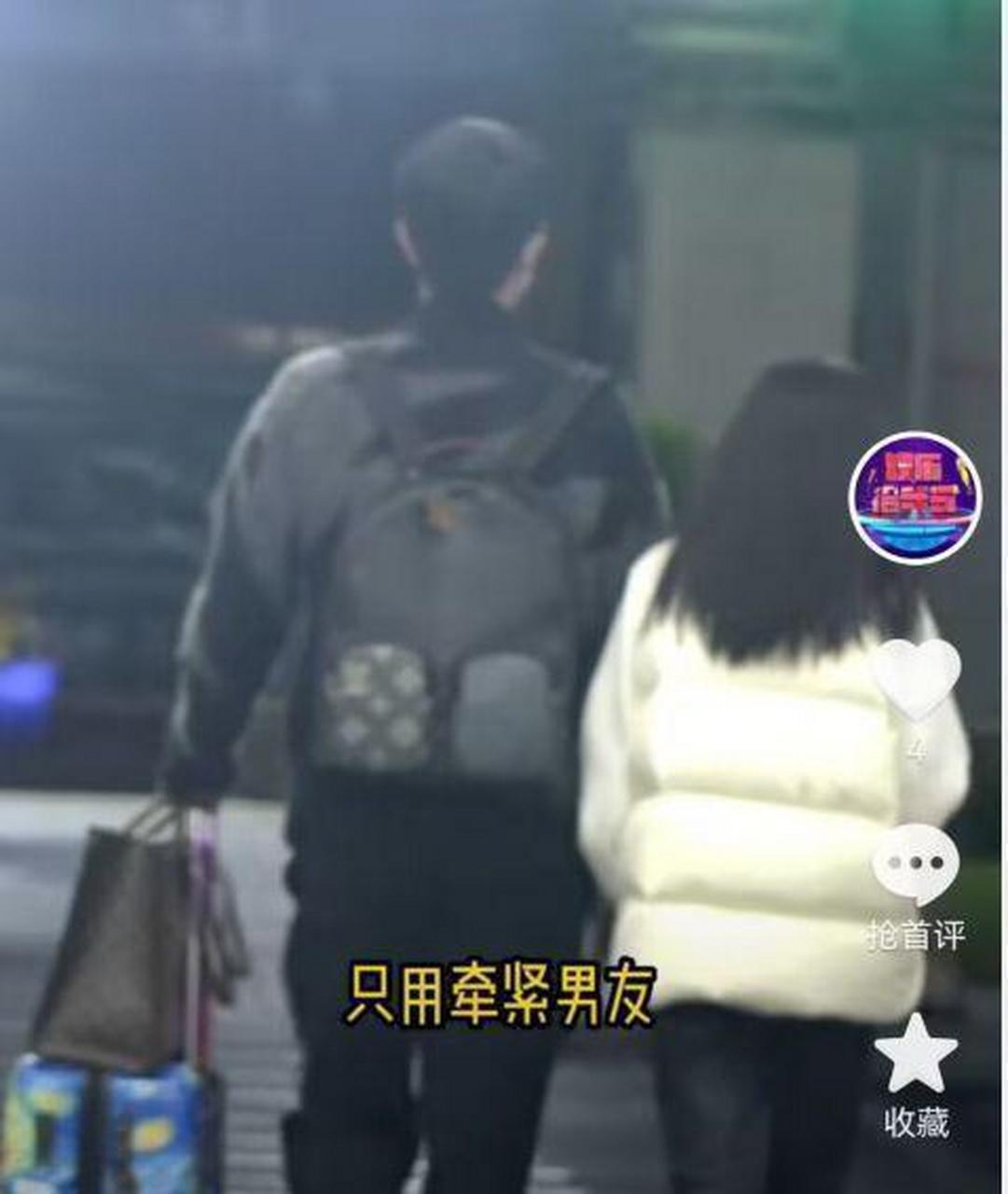 近日,有媒体拍到秦牛正威与一位年轻男子现身机场,之后两人牵手乘车