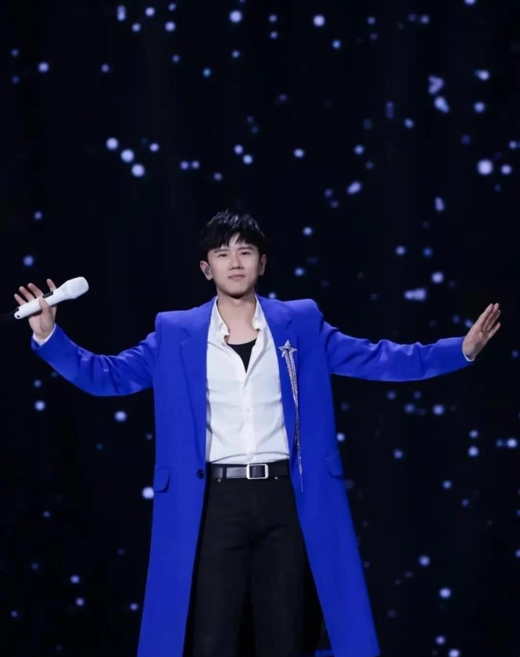 西安张杰演唱会10秒售罄8万张门票,演唱会现场更是变成大型蹦迪现场,8