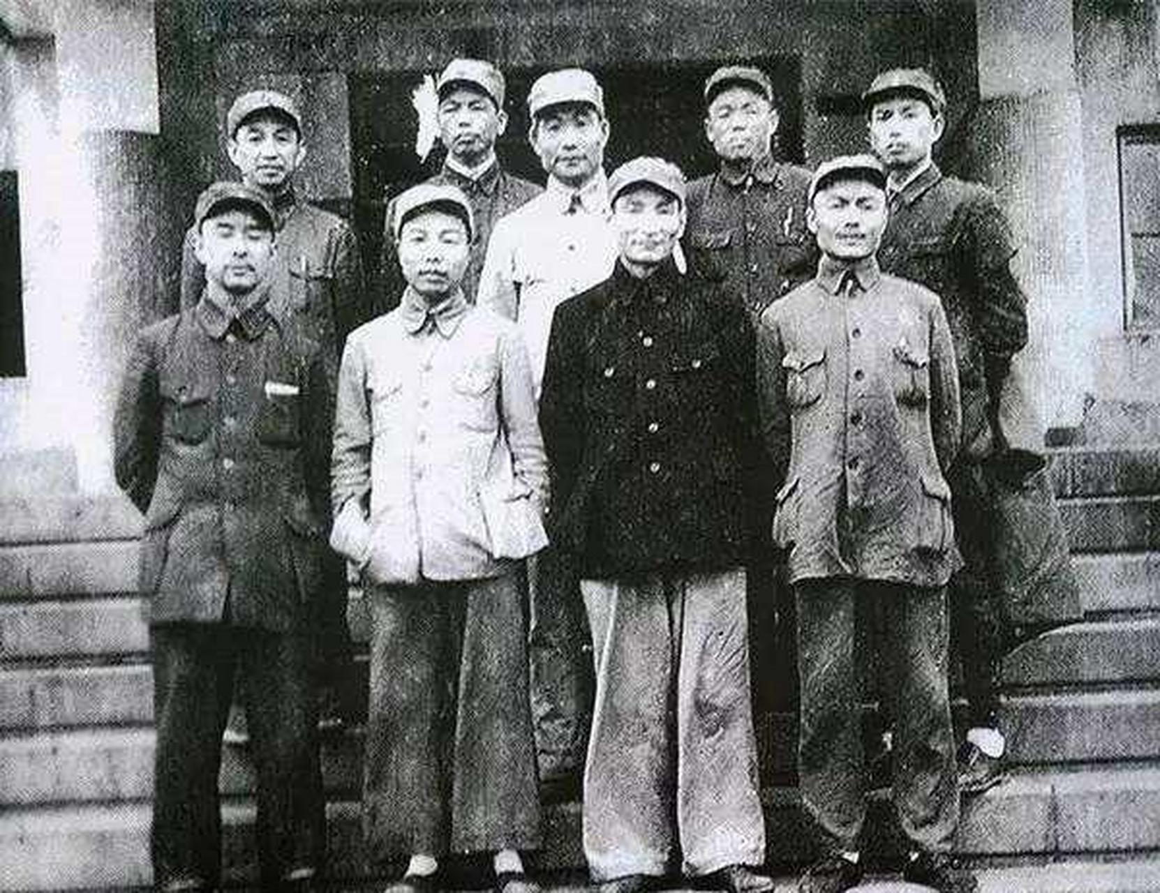 四保临江,坚守南满的将士们,萧劲光大将旁边站的是一代名将韩先楚.