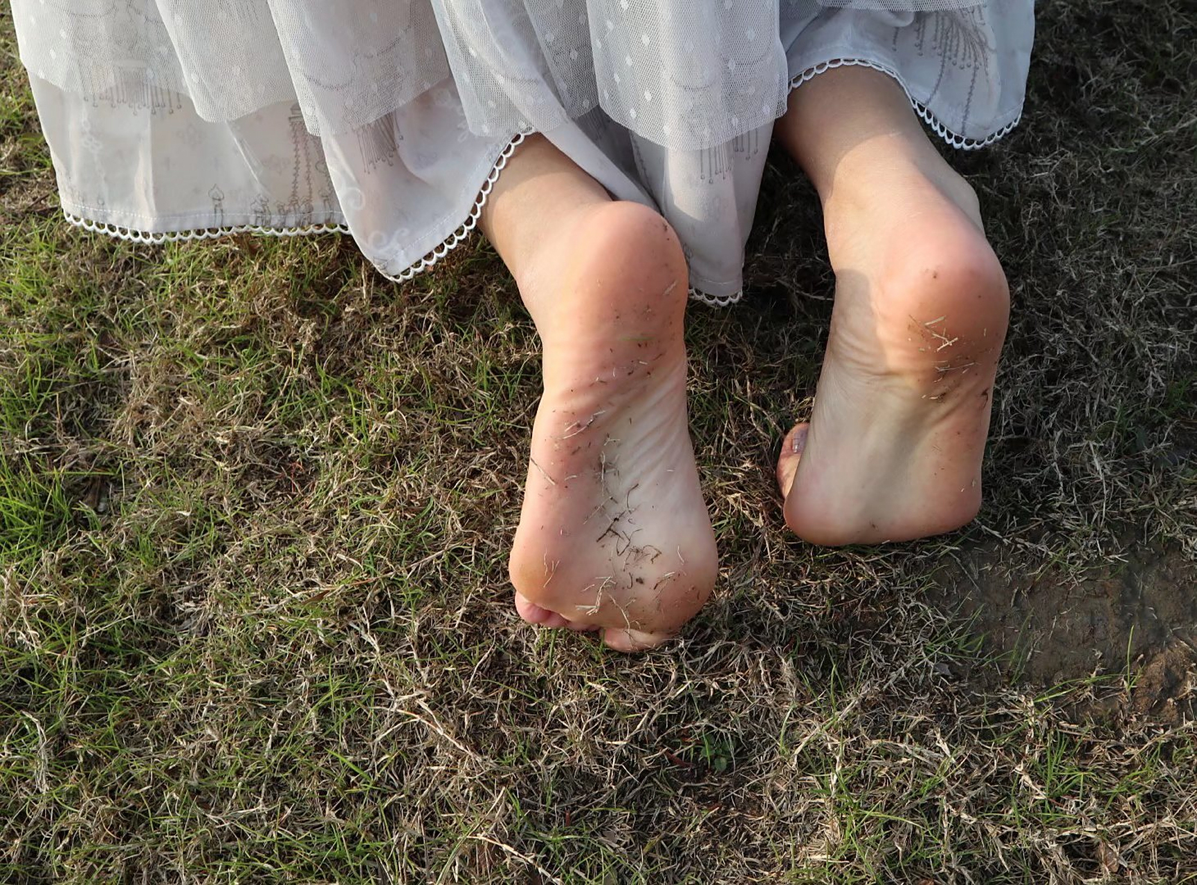 养眼美女# #美腿丝袜高跟鞋# 其实不穿袜子光脚丫,有时候更添女人味