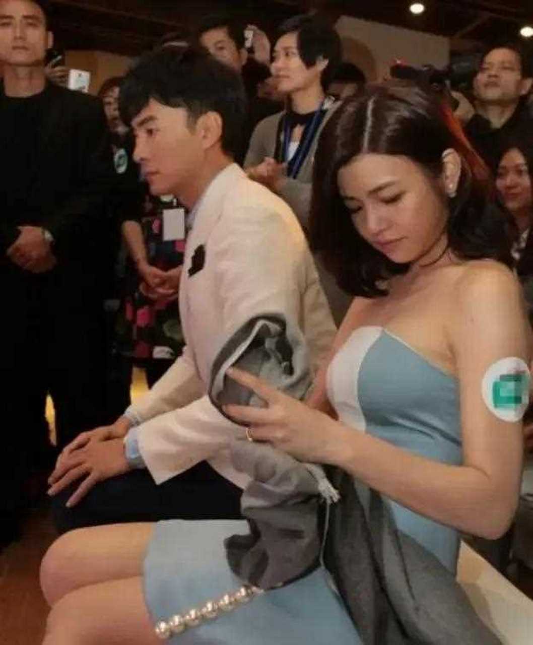 陈妍希真是"小笼包"身材,[什么鬼] 穿一条浅蓝色抹胸裙,身材丰润挺拔.