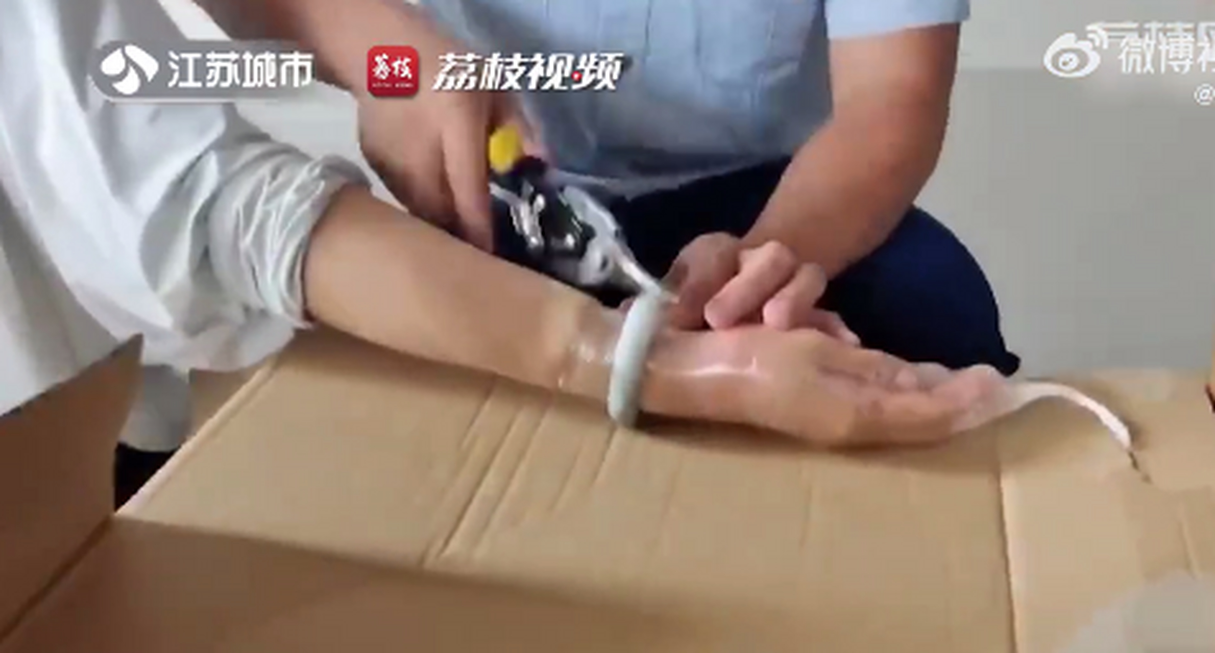 近日,江苏一女子到消防队求助,称因工作原因,需取下戴了10年的玉手镯