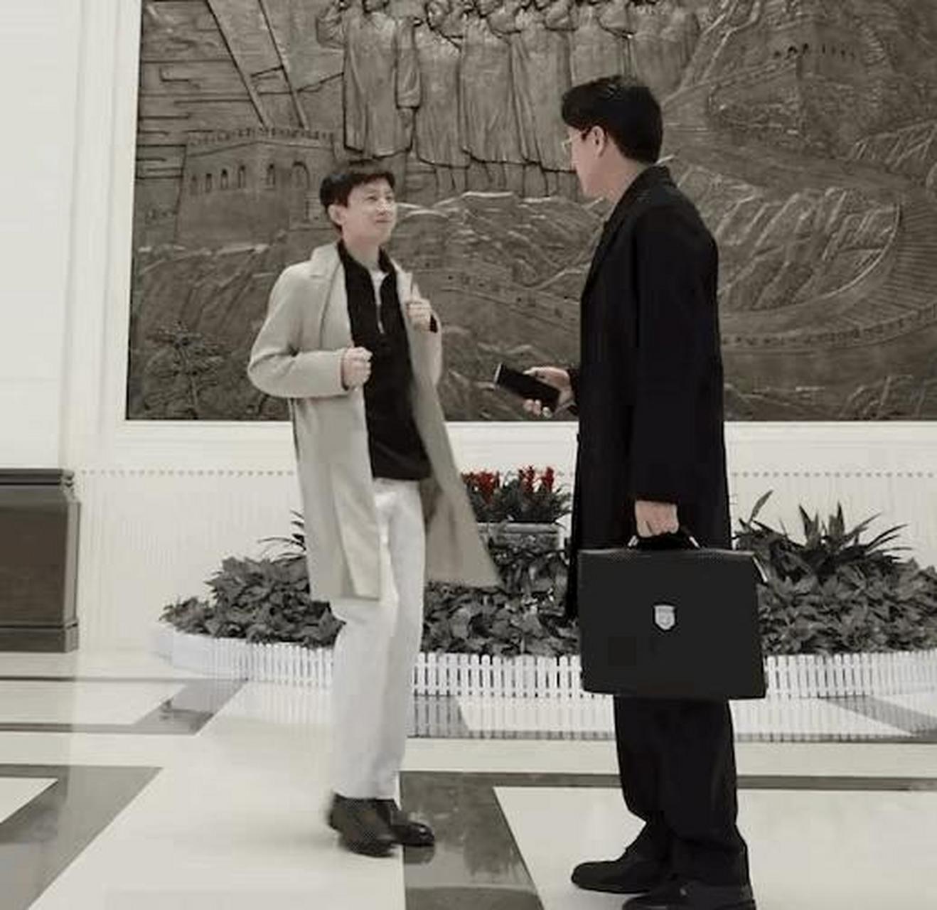 为什么身高181cm的成毅看起来比身高183cm的靳东矮那么多,明明只矮了2