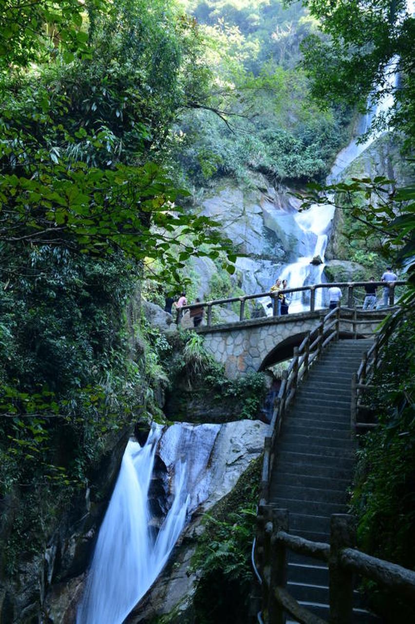 金竹瀑布景区,在抚州乐安县的南部,这里距离市区有72公里,整个景区的