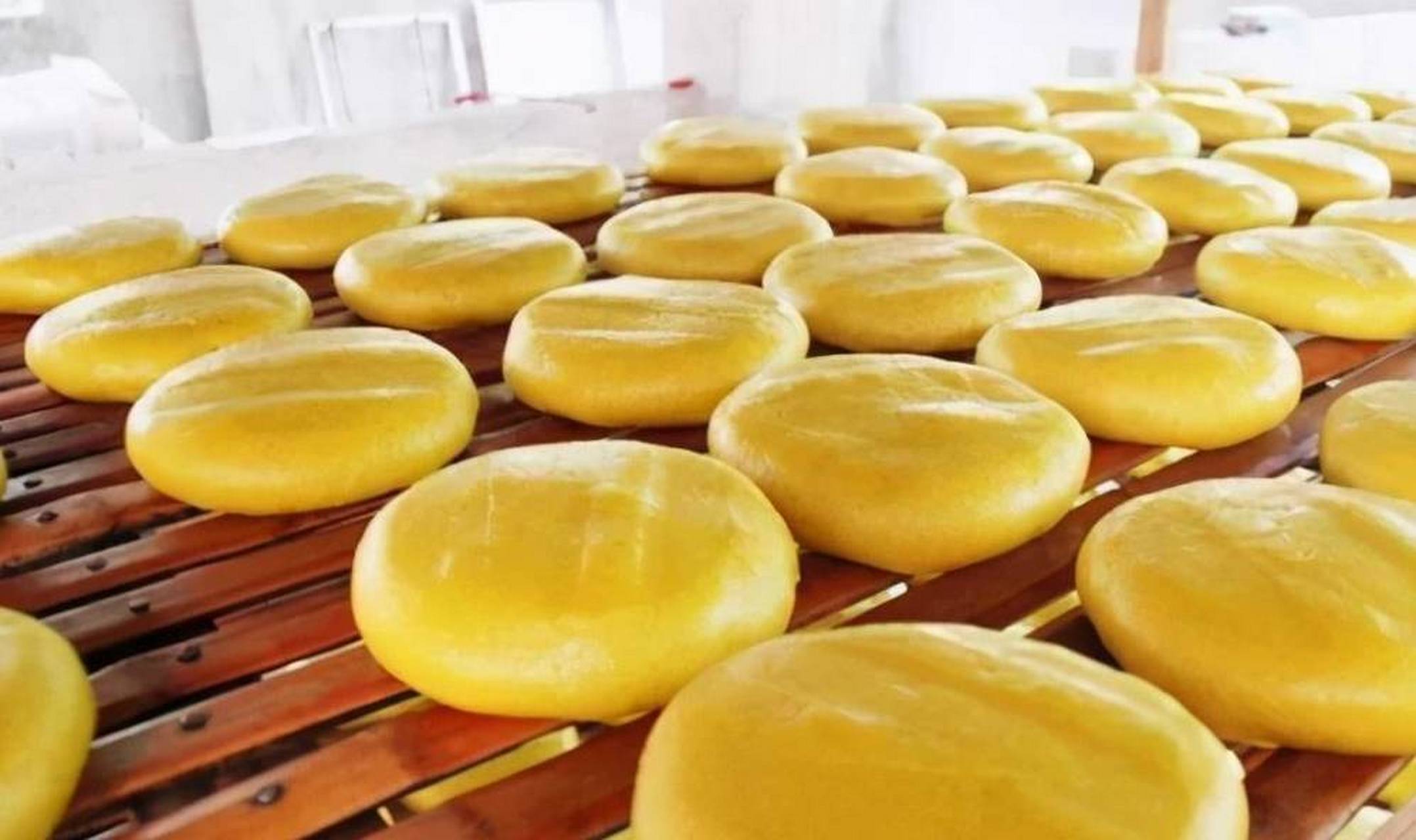 黄元米果,也称"大禾米果",是江西省特色传统名点,属客家菜,以田村黄元