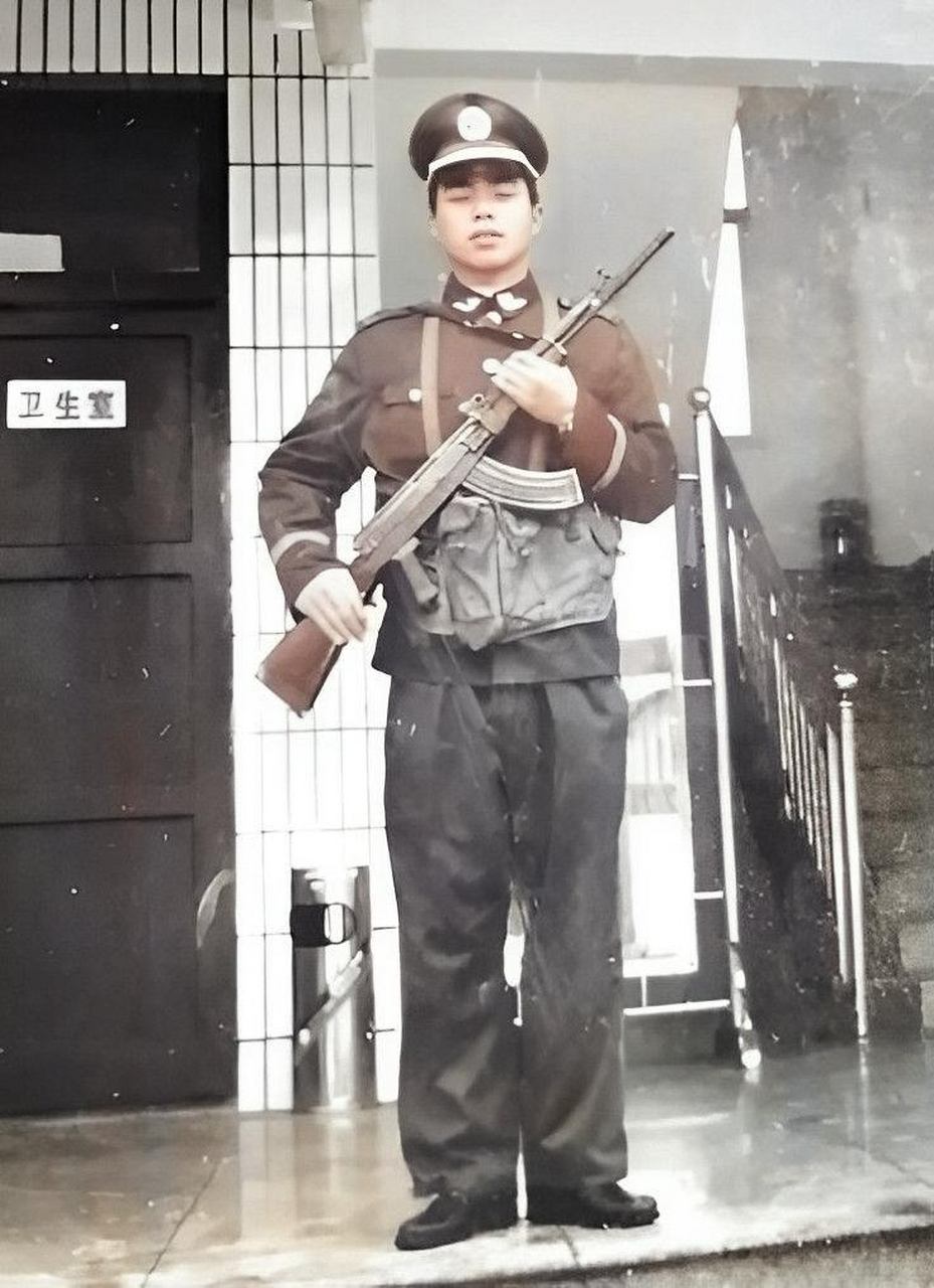 在上世纪90年代的春节期间,一名武警士兵被拍到在军营里手持八十一杆