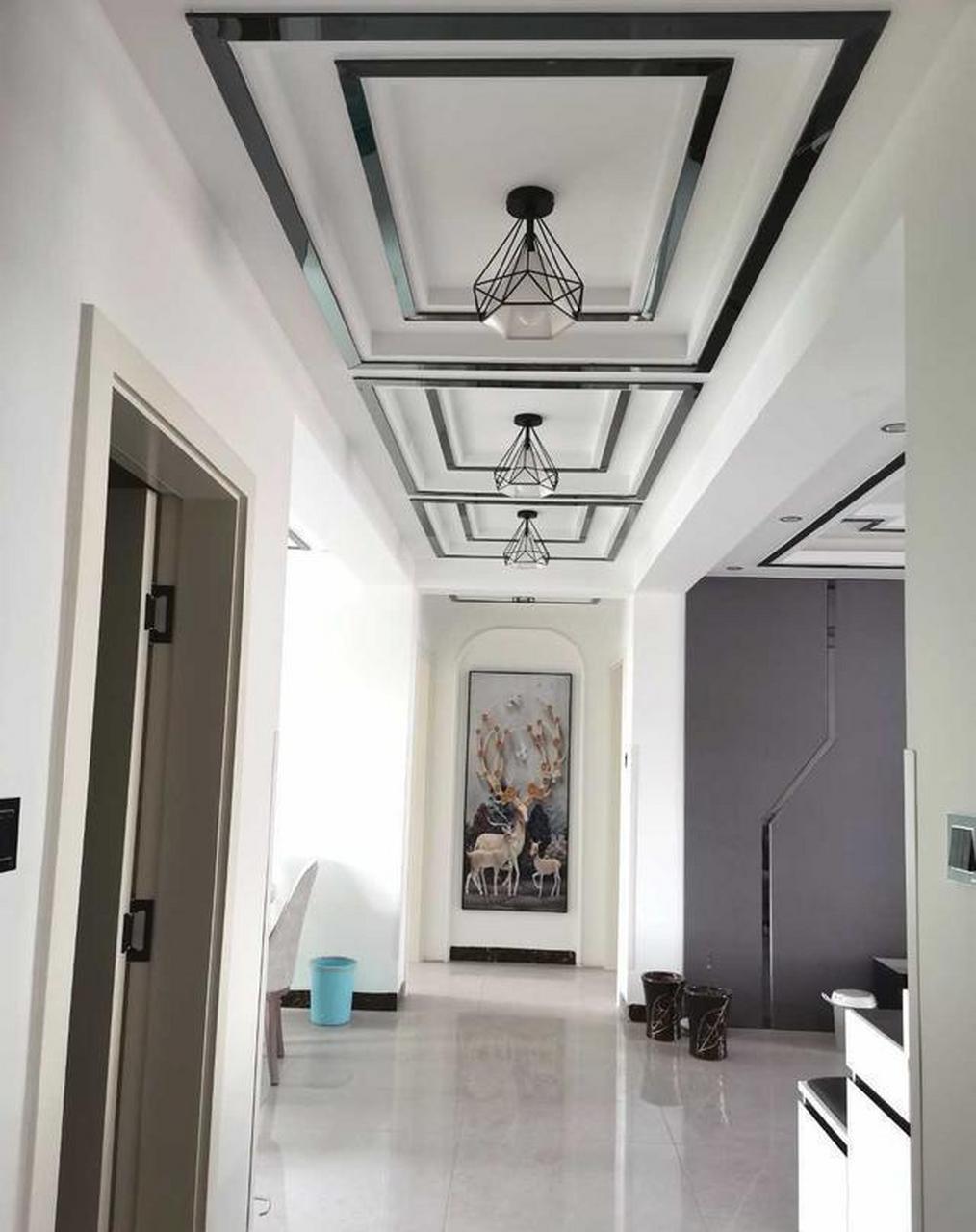 刚装修的新房,进门就被走廊过道的吊顶给迷住了,看着非常漂亮大气