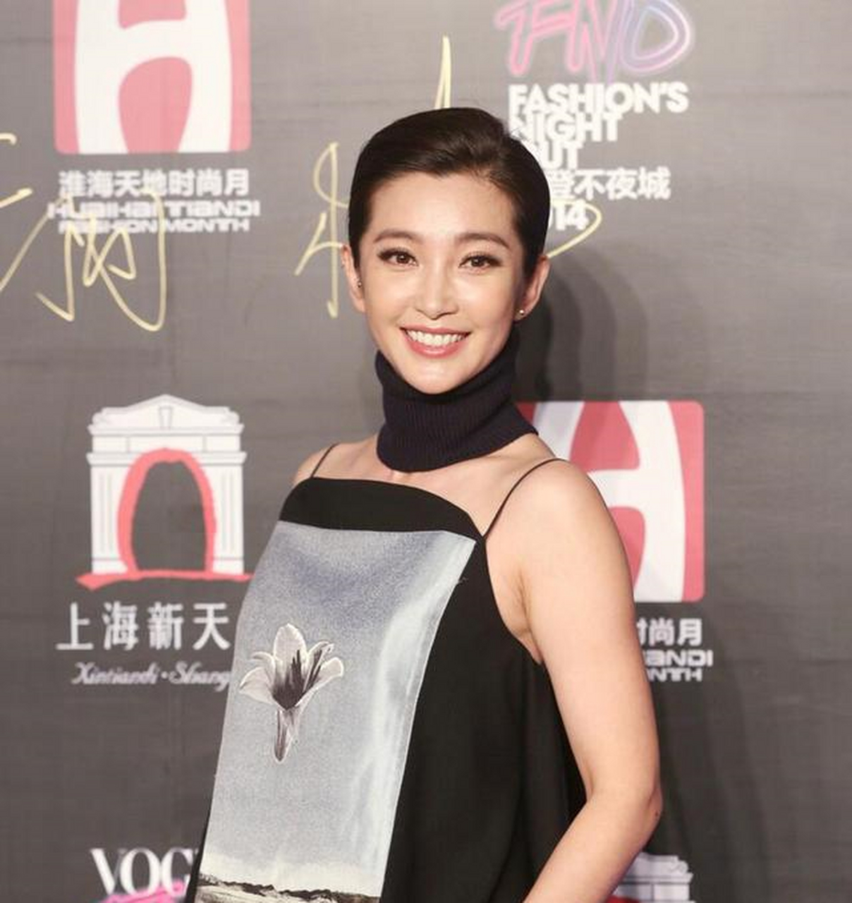 李冰冰的胆量不一般,穿"肚兜"还戴脖套,梳大背头霸气又吸睛.