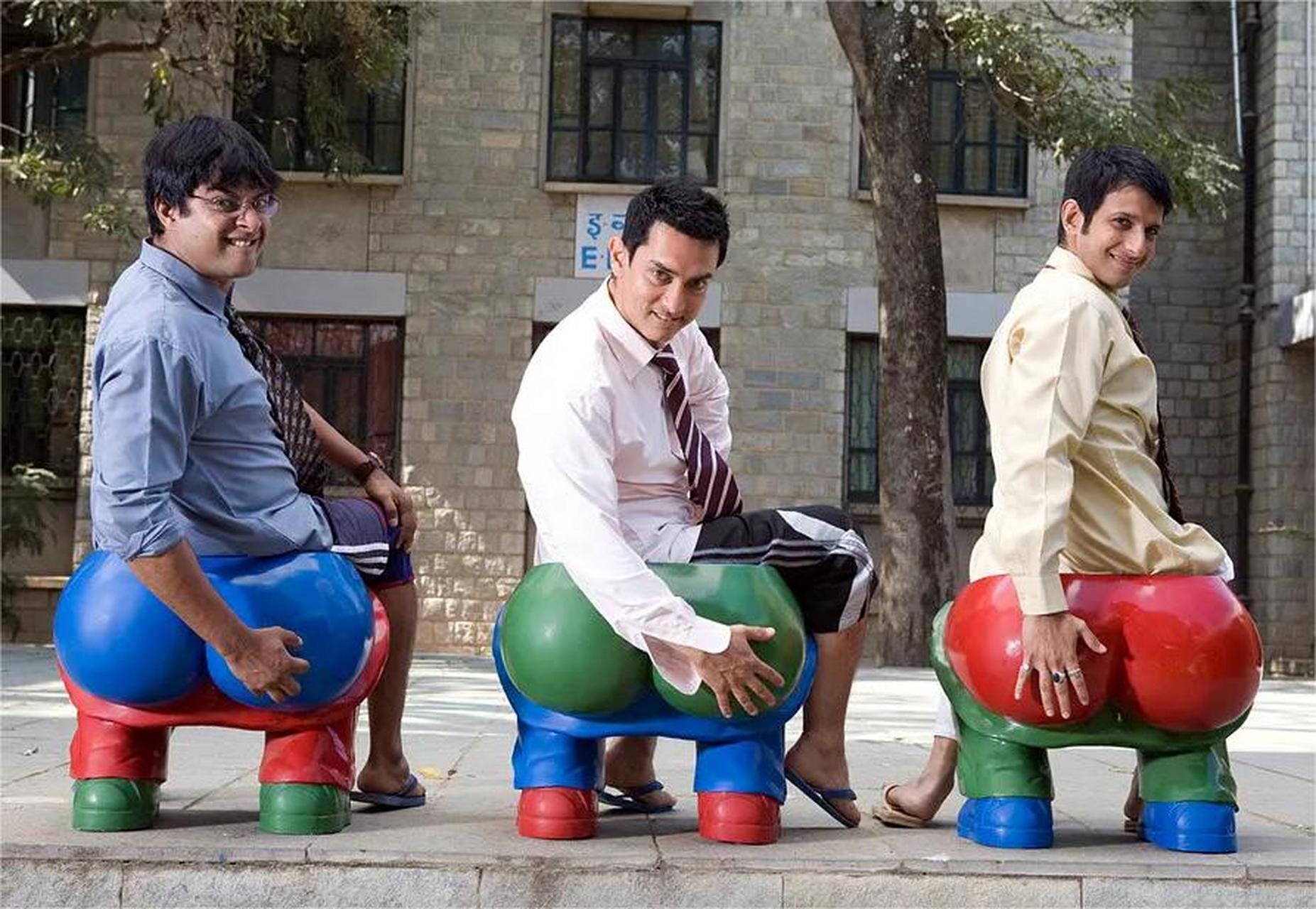 电影《三傻大闹宝莱坞》于2009年上映,由拉吉库马尔·希拉尼执导