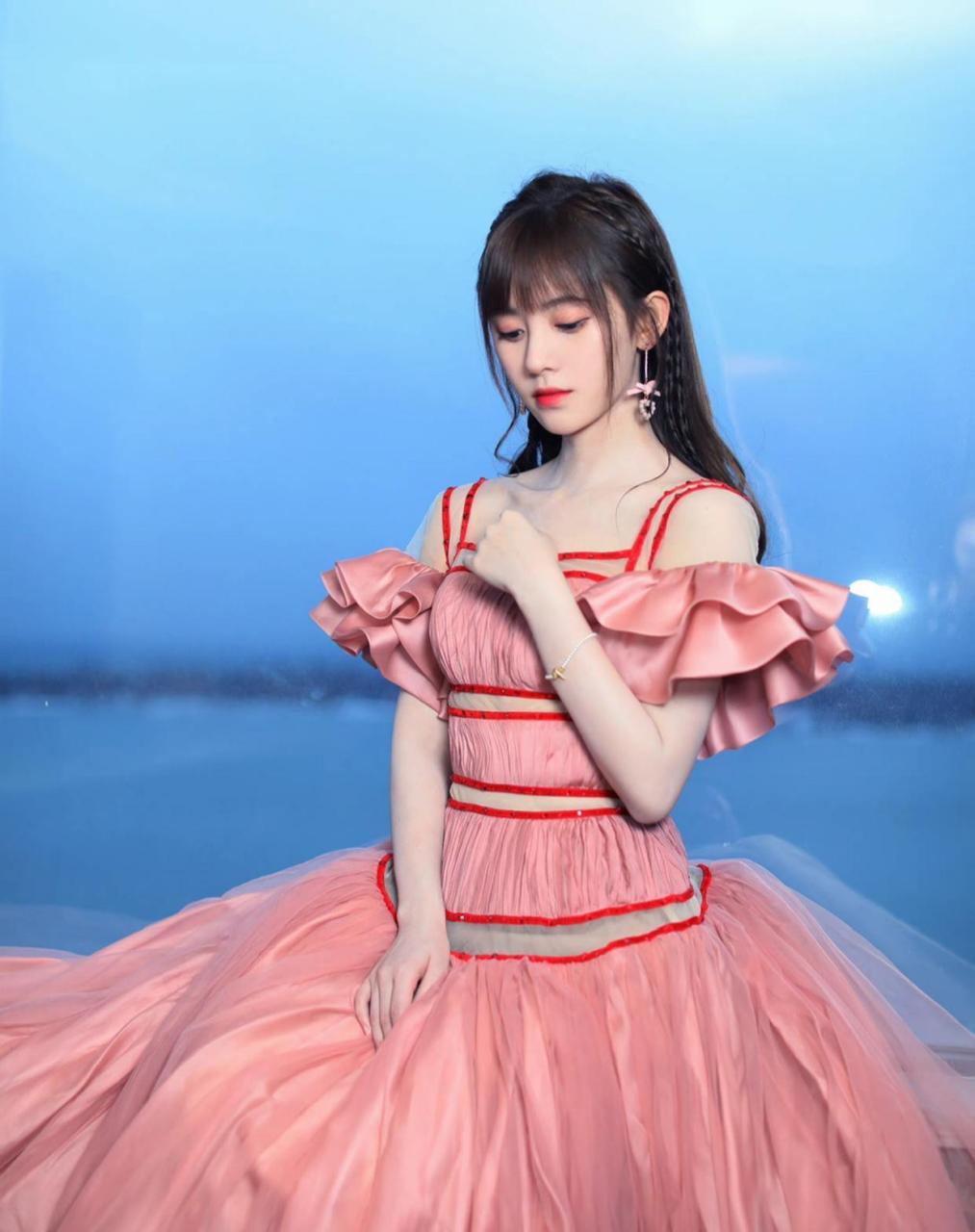 鞠婧祎美女,穿橘粉色裙子好洋气