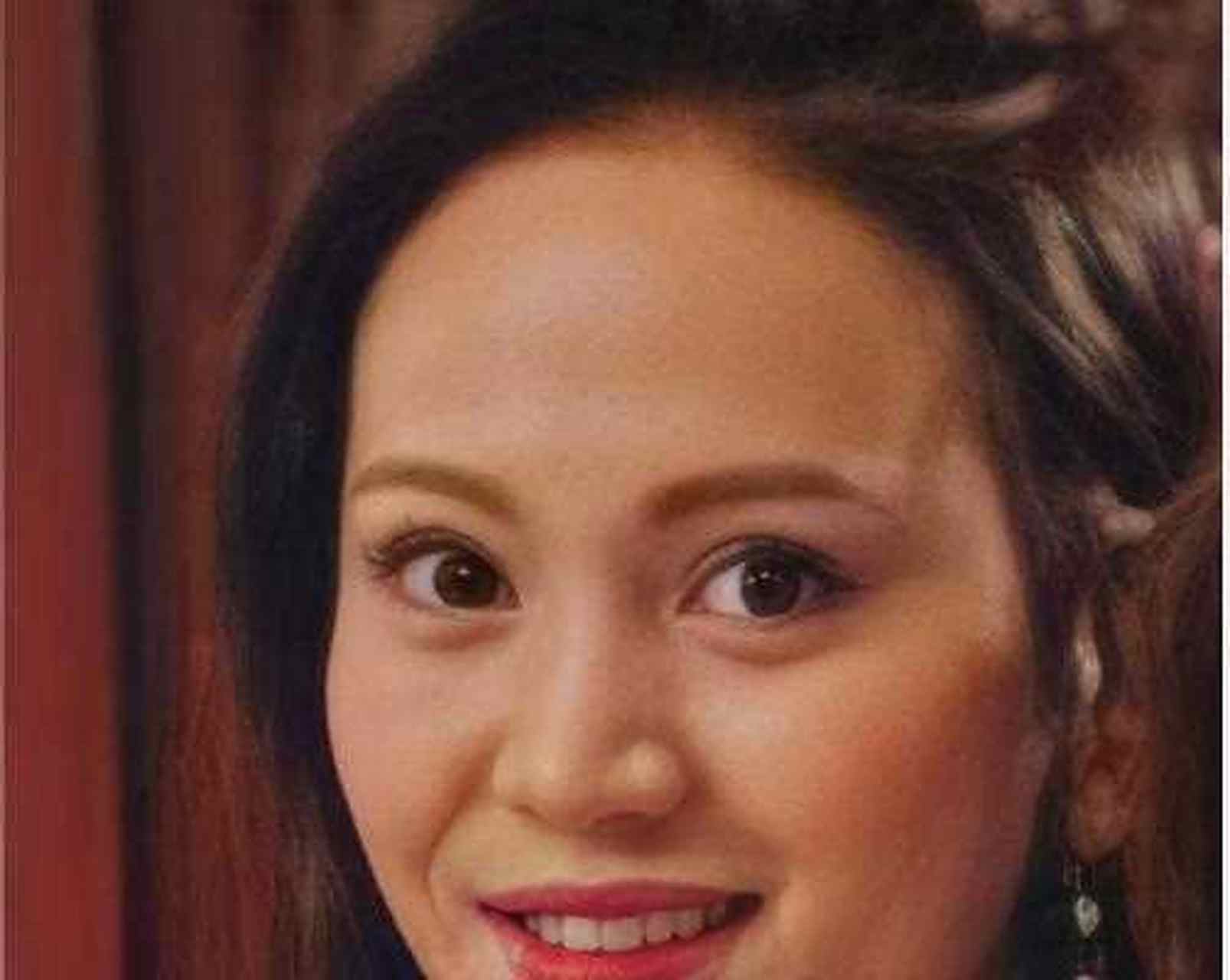 冯灵针与阔太聚会,穿印花连体衣外套一件白色夹克,一身五五分穿搭藏不