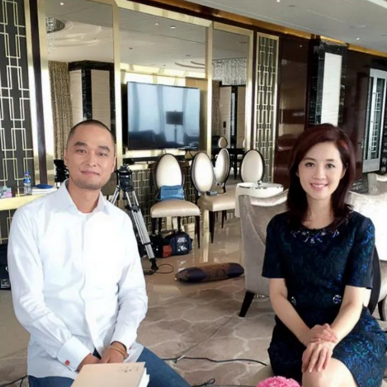 2012年,好友高晓松发文证实冯唐和妻子离婚,一直以来,冯唐和柴进绯闻