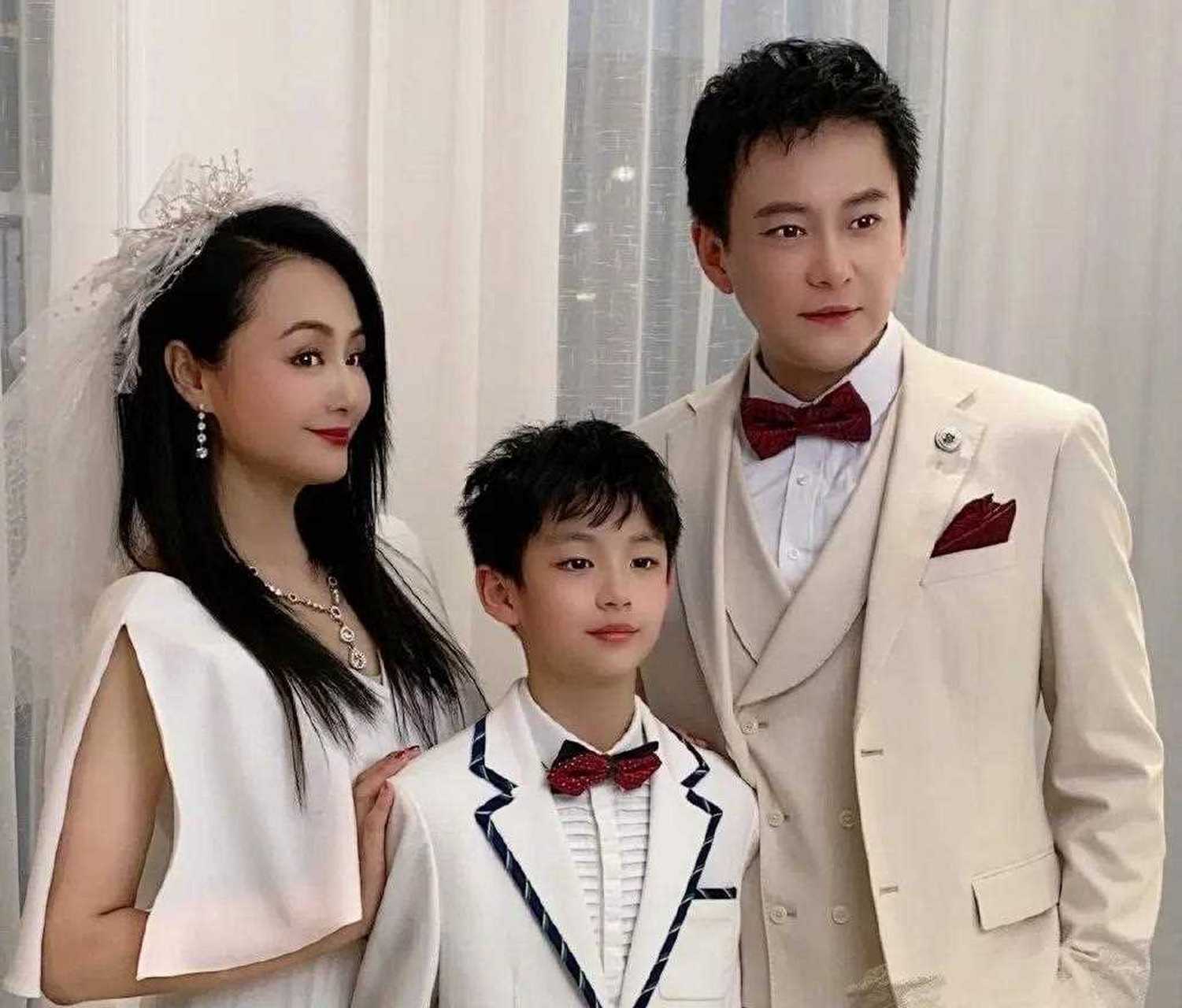 好久不见主持人曹颖,最新晒照感觉一点也没老啊,可是她明明是我十几年