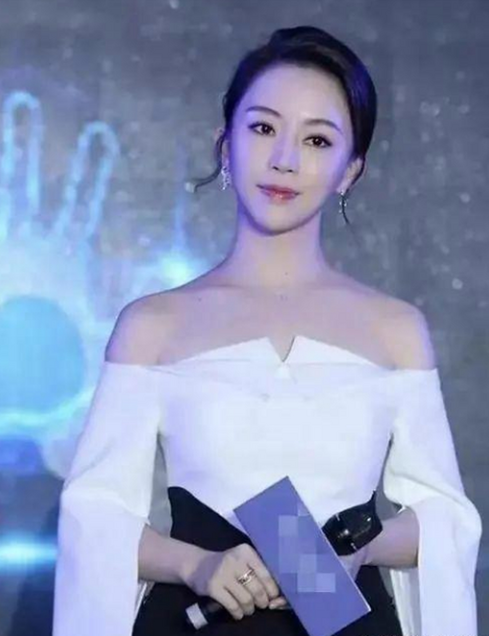 潘晓婷抹胸装出席活动,前凸后翘,身材婀娜多姿,气质优雅大方