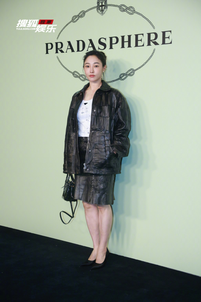 白百何 出席《pradasphere ii》展览开幕活动造型,黑色皮衣短裙搭配
