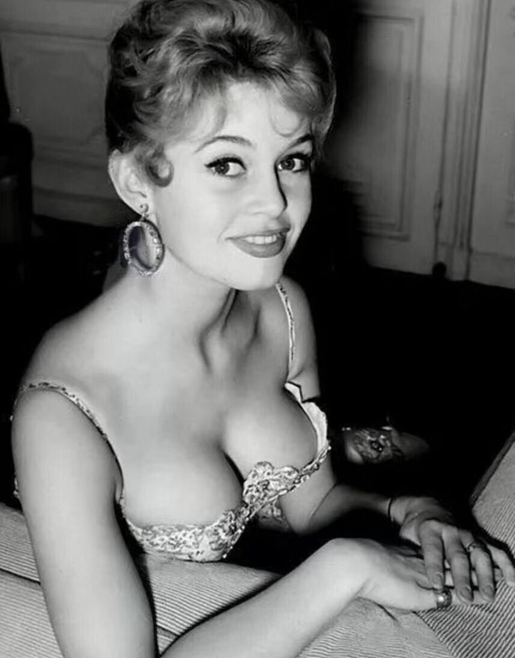 1956年,年仅21岁的法国碧姬芭铎前往毕加索的住所.